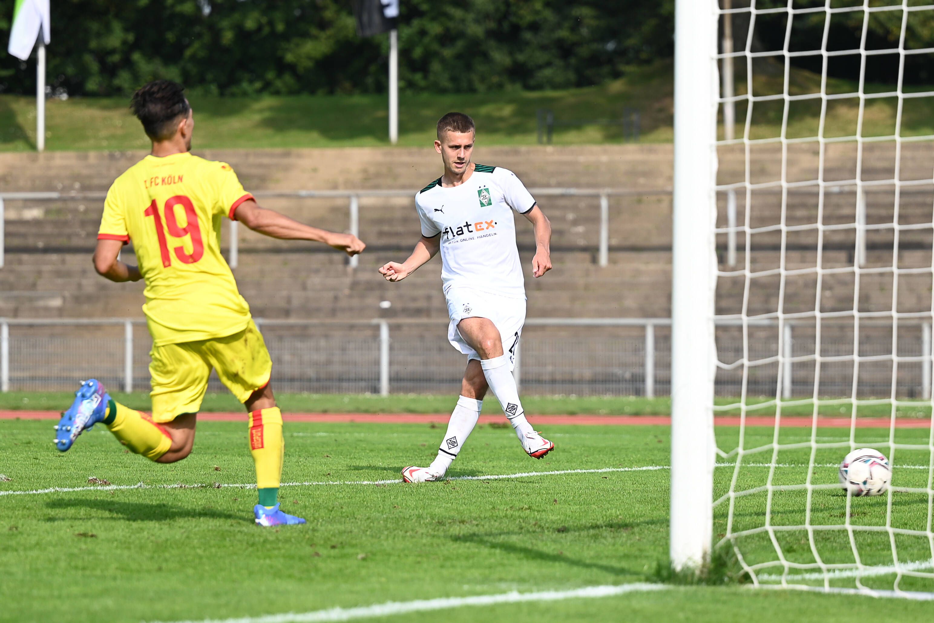 Gladbach-Spieler Torben Müsel (r.) trifft im Regionalliga-Duell der U23 von Borussia Mönchengladbach gegen den 1. FC Köln am 18. September 2021 zwei Mal. In dieser Szene schiebt Müsel den Ball in das leere Kölner Tor.