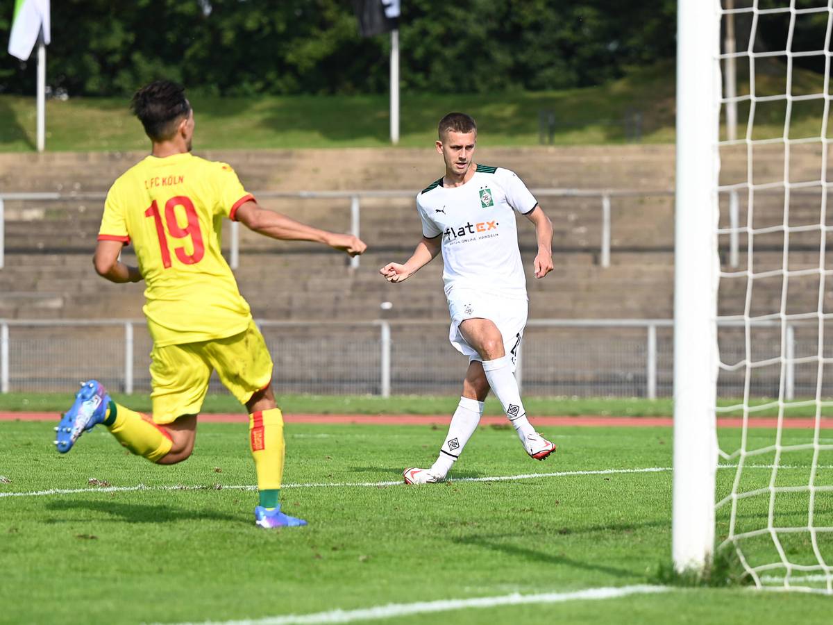 Gladbach-Spieler Torben Müsel (r.) trifft im Regionalliga-Duell der U23 von Borussia Mönchengladbach gegen den 1. FC Köln am 18. September 2021 zwei Mal. In dieser Szene schiebt Müsel den Ball in das leere Kölner Tor.
