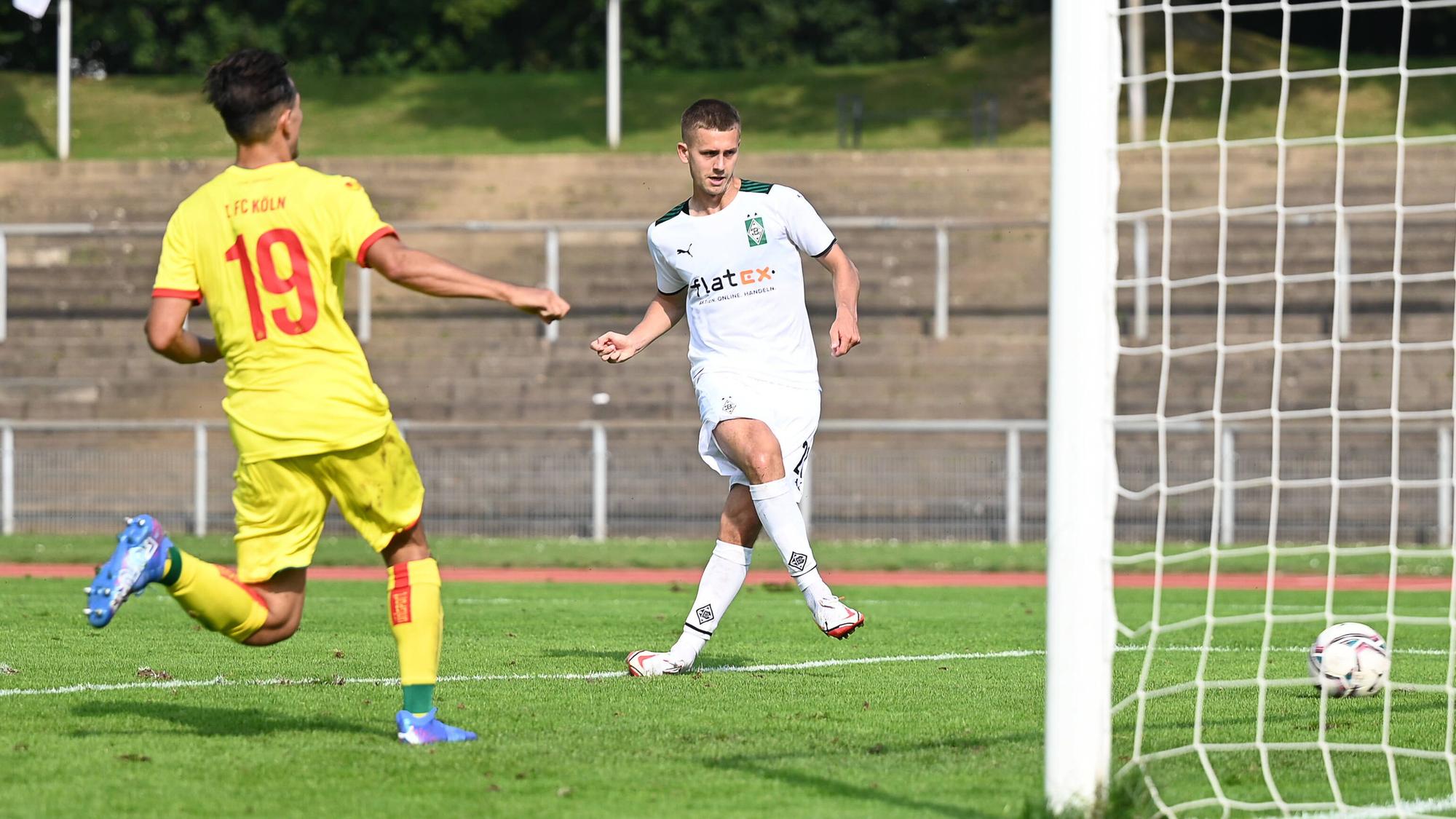Gladbach-Spieler Torben Müsel (r.) trifft im Regionalliga-Duell der U23 von Borussia Mönchengladbach gegen den 1. FC Köln am 18. September 2021 zwei Mal. In dieser Szene schiebt Müsel den Ball in das leere Kölner Tor.