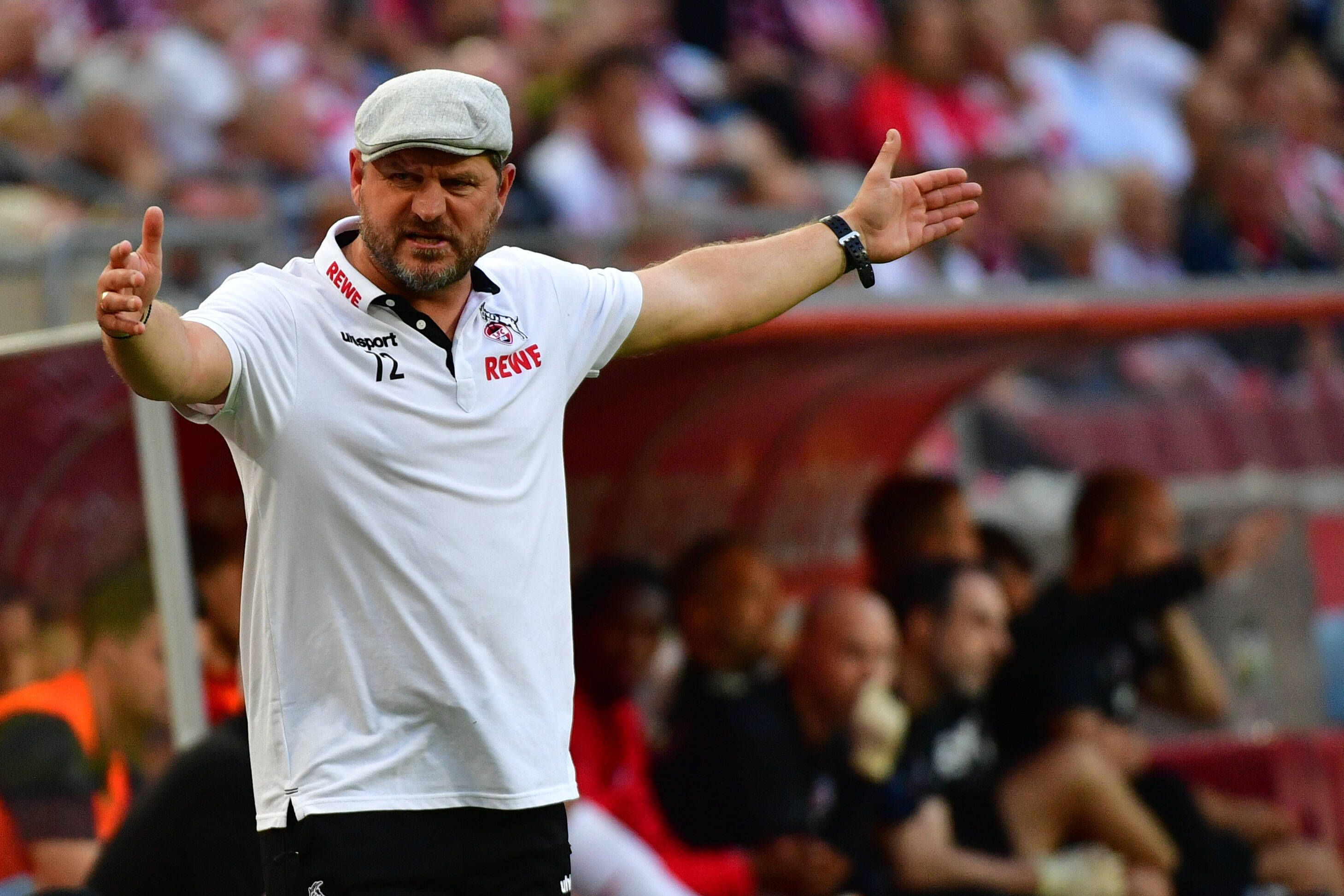 Steffen Baumgart, Trainer des 1. FC Köln, hier am 18. September 2021, hat seine Arme weit ausgebreitet und schaut grimmig.