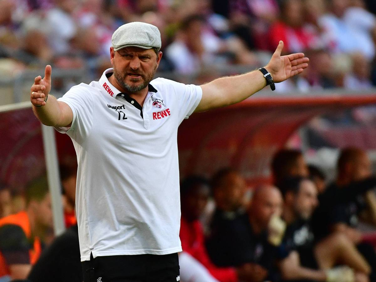 Steffen Baumgart, Trainer des 1. FC Köln, hier am 18. September 2021, hat seine Arme weit ausgebreitet und schaut grimmig.