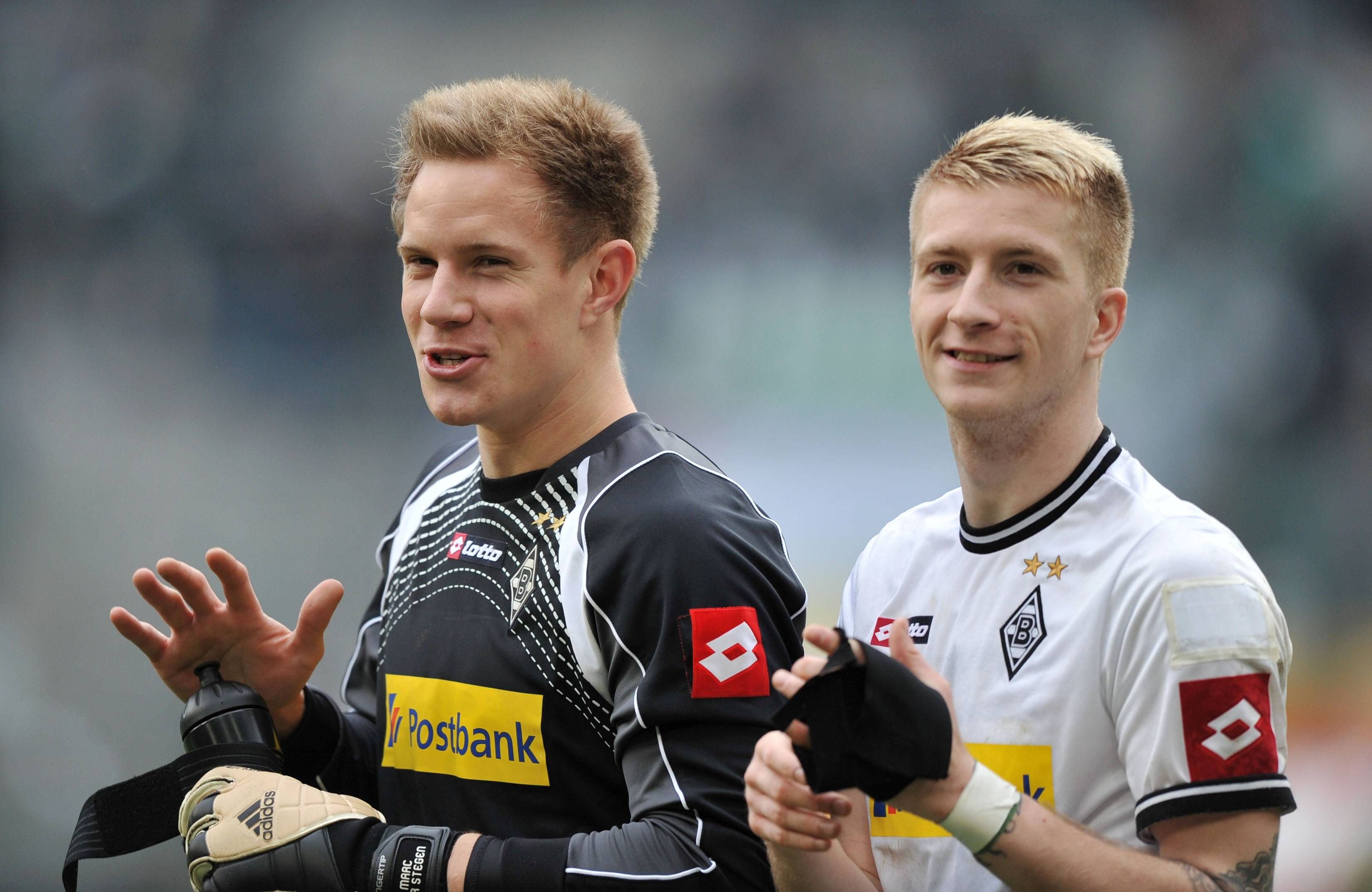 Marc-André ter Stegen (l.) und Marco Reus (r.), Ex-Spieler von Borussia Mönchengladbach, laufen lachend nebeneinander am 15. April 2012.