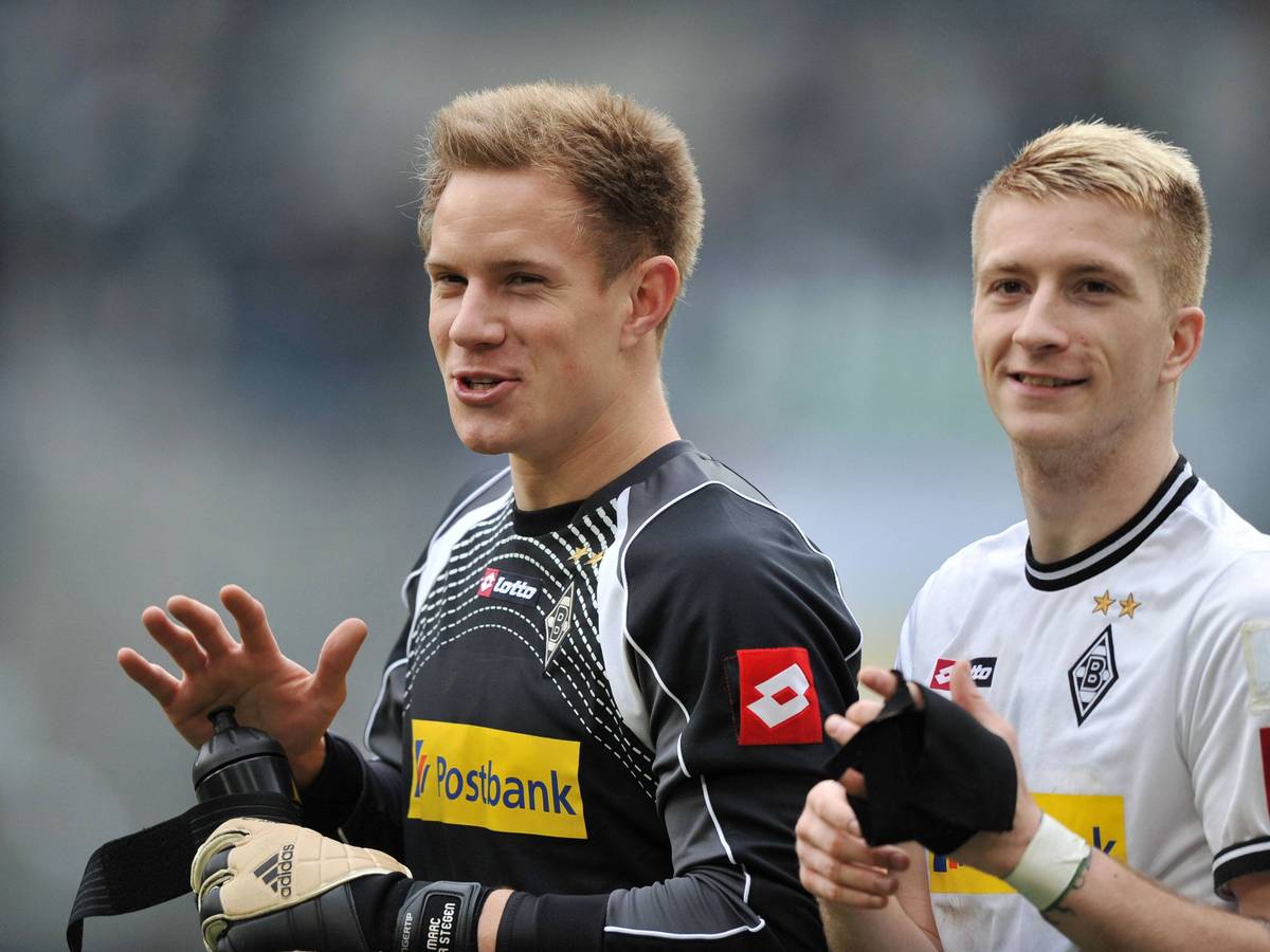 Marc-André ter Stegen (l.) und Marco Reus (r.), Ex-Spieler von Borussia Mönchengladbach, laufen lachend nebeneinander am 15. April 2012.