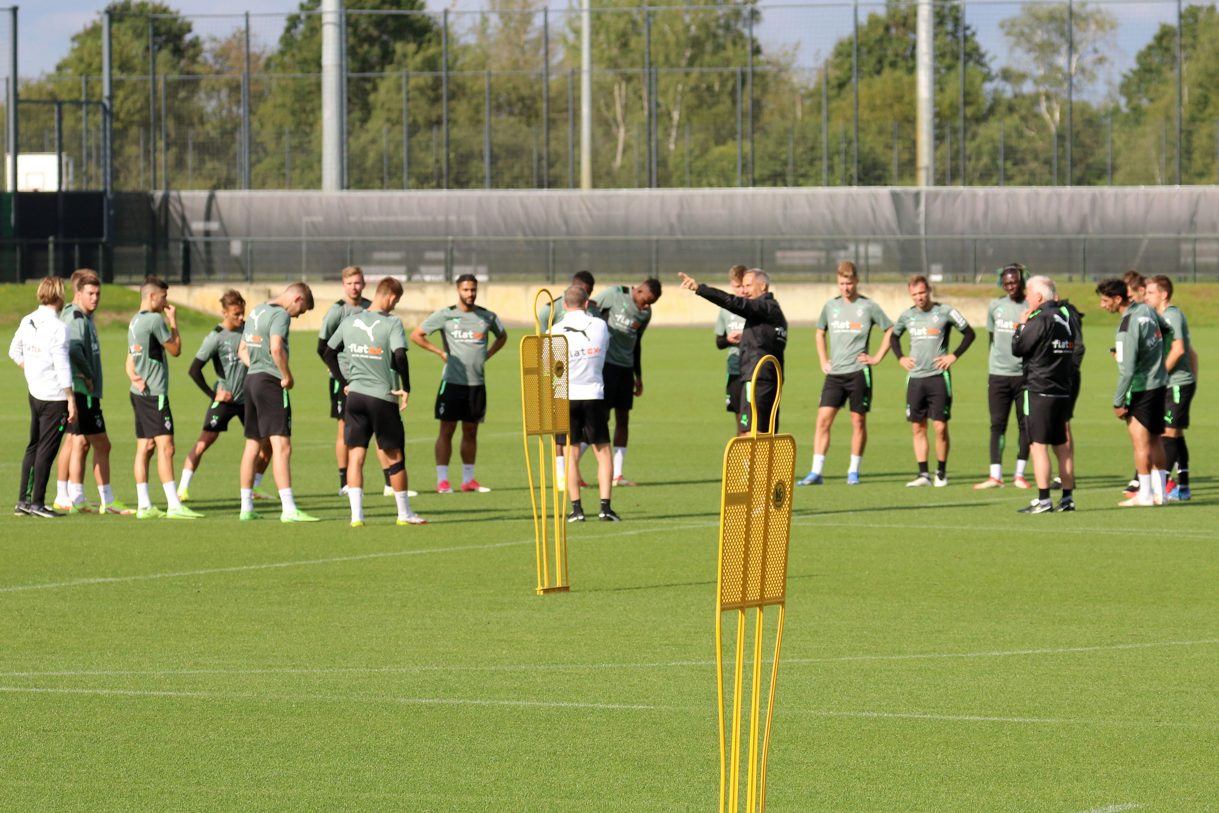 De Mannschaft von Borussia Mönchengladbach, hier beim Training am 16. September 2021, lauscht den Anweisungen von Adi Hütter.