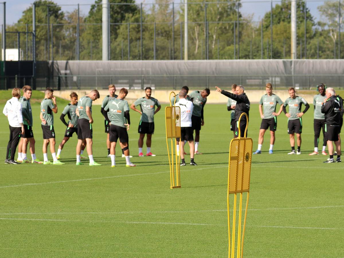 De Mannschaft von Borussia Mönchengladbach, hier beim Training am 16. September 2021, lauscht den Anweisungen von Adi Hütter.
