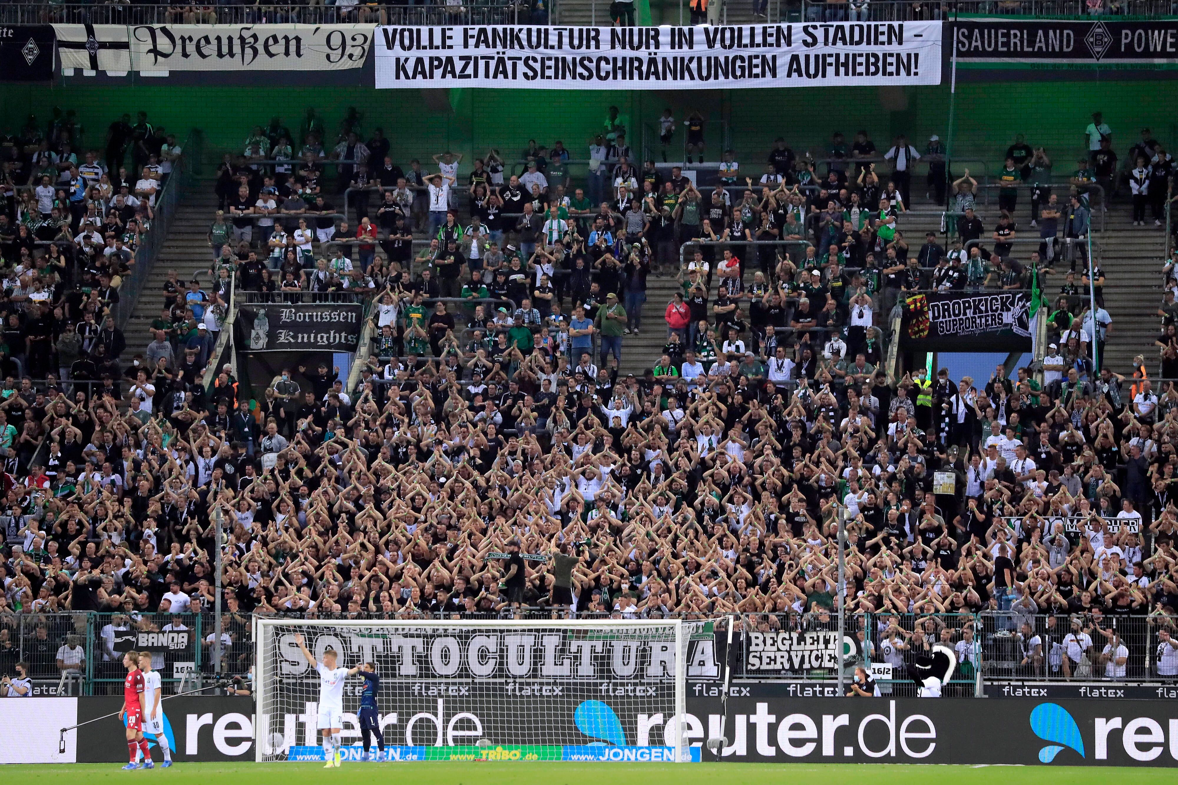 Die Nordkurve mit Fans von Borussia Mönchengladbach im Borussia-Park am 12. September 2021.