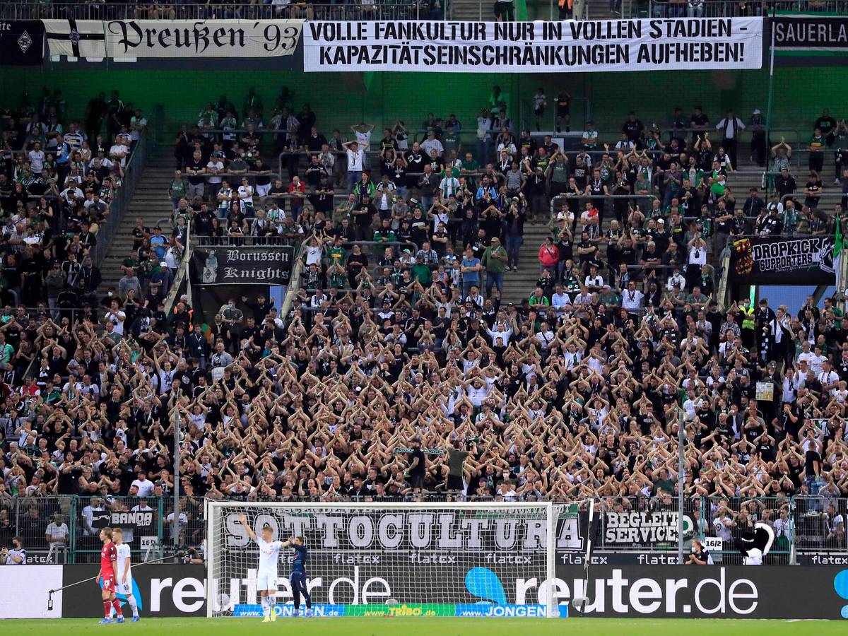 Die Nordkurve mit Fans von Borussia Mönchengladbach im Borussia-Park am 12. September 2021.