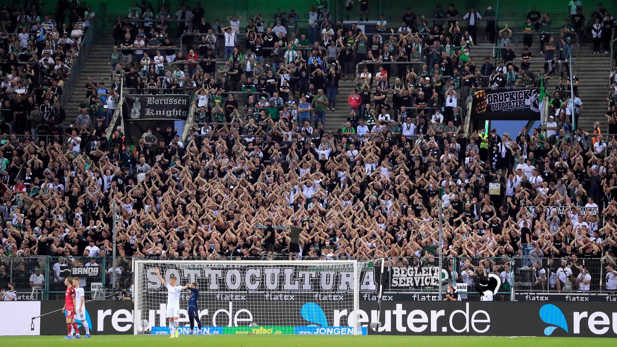 Die Nordkurve mit Fans von Borussia Mönchengladbach im Borussia-Park am 12. September 2021.