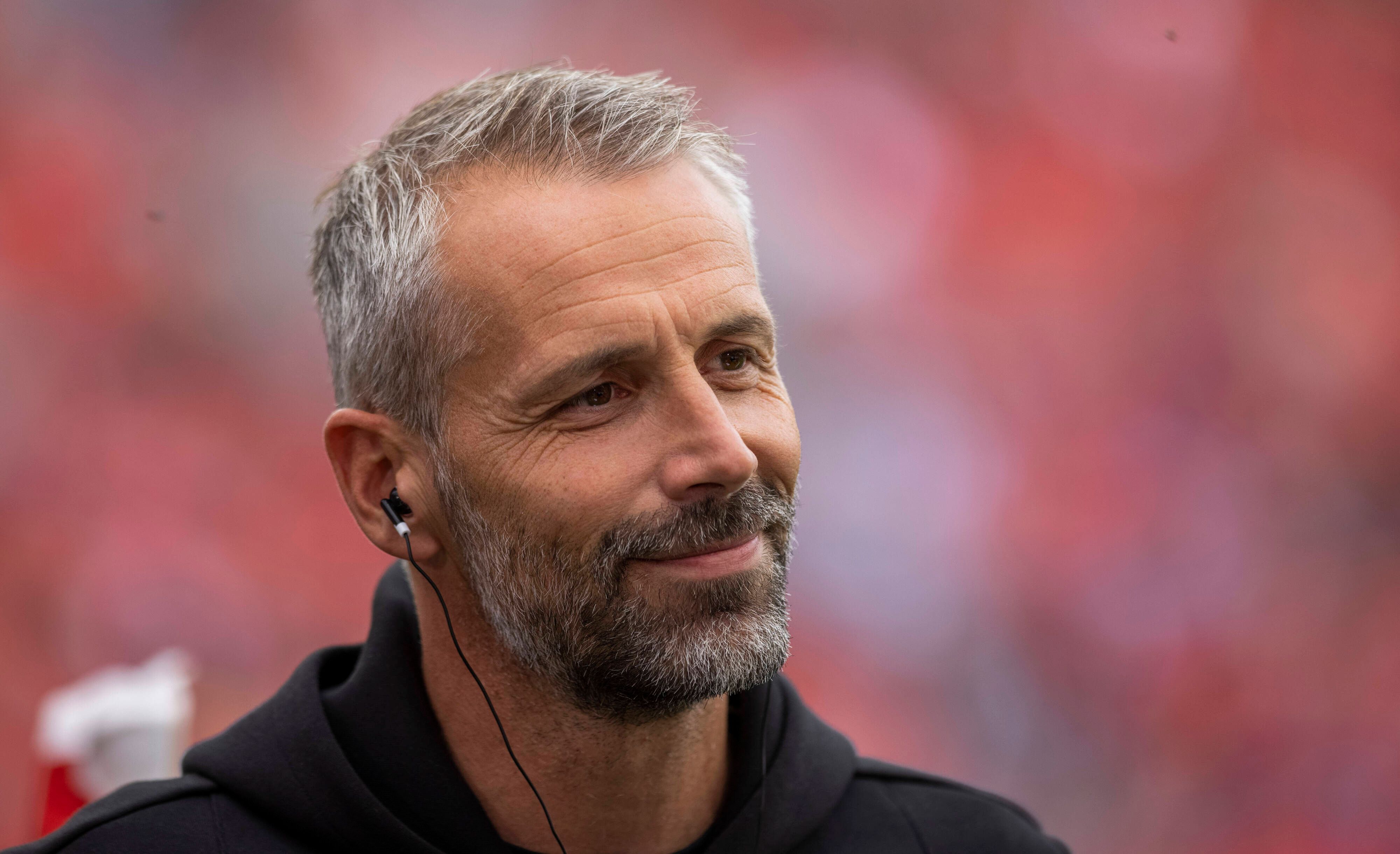 Ex-Gladbach-Trainer Marco Rose lächelt hier beim Bundesliga-Spiel zwischen Leverkusen und Dortmund am 11. September 2021.