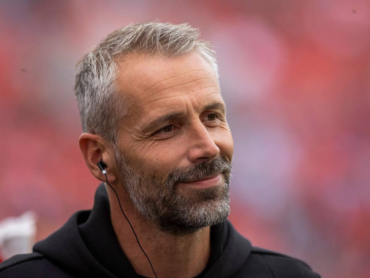Ex-Gladbach-Trainer Marco Rose lächelt hier beim Bundesliga-Spiel zwischen Leverkusen und Dortmund am 11. September 2021.