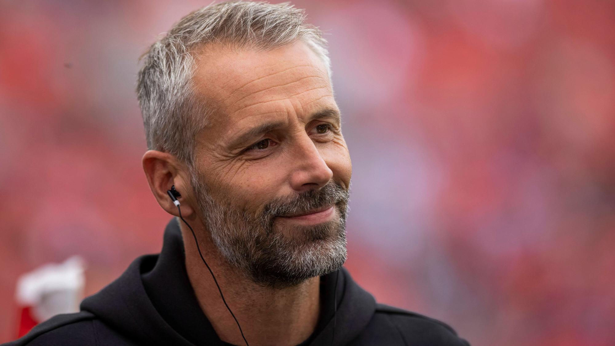 Ex-Gladbach-Trainer Marco Rose lächelt hier beim Bundesliga-Spiel zwischen Leverkusen und Dortmund am 11. September 2021.
