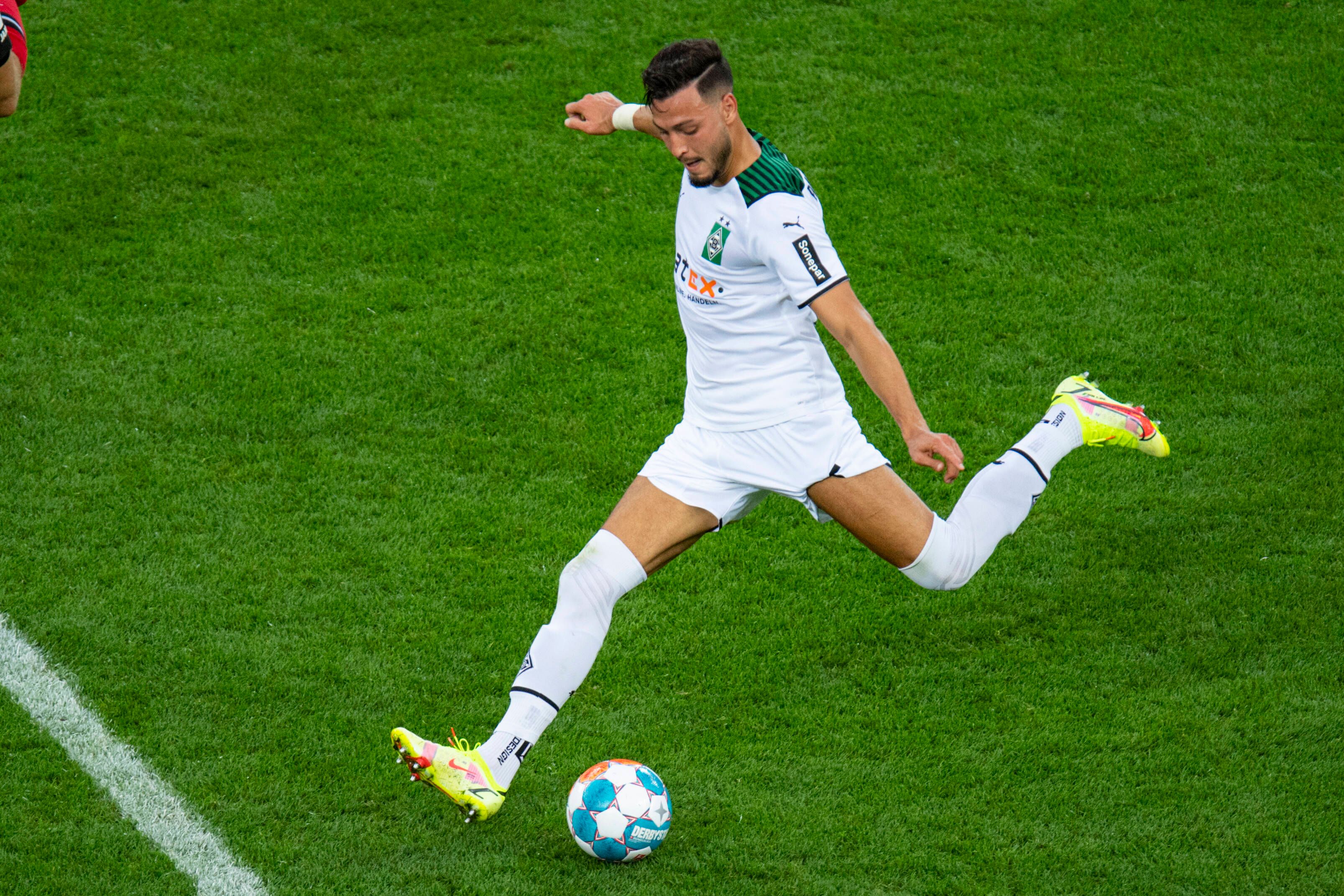Ramy Bensebaini von Borussia Mönchengladbach, hier am 21. August 2021,während er zum Schuss ausholt.