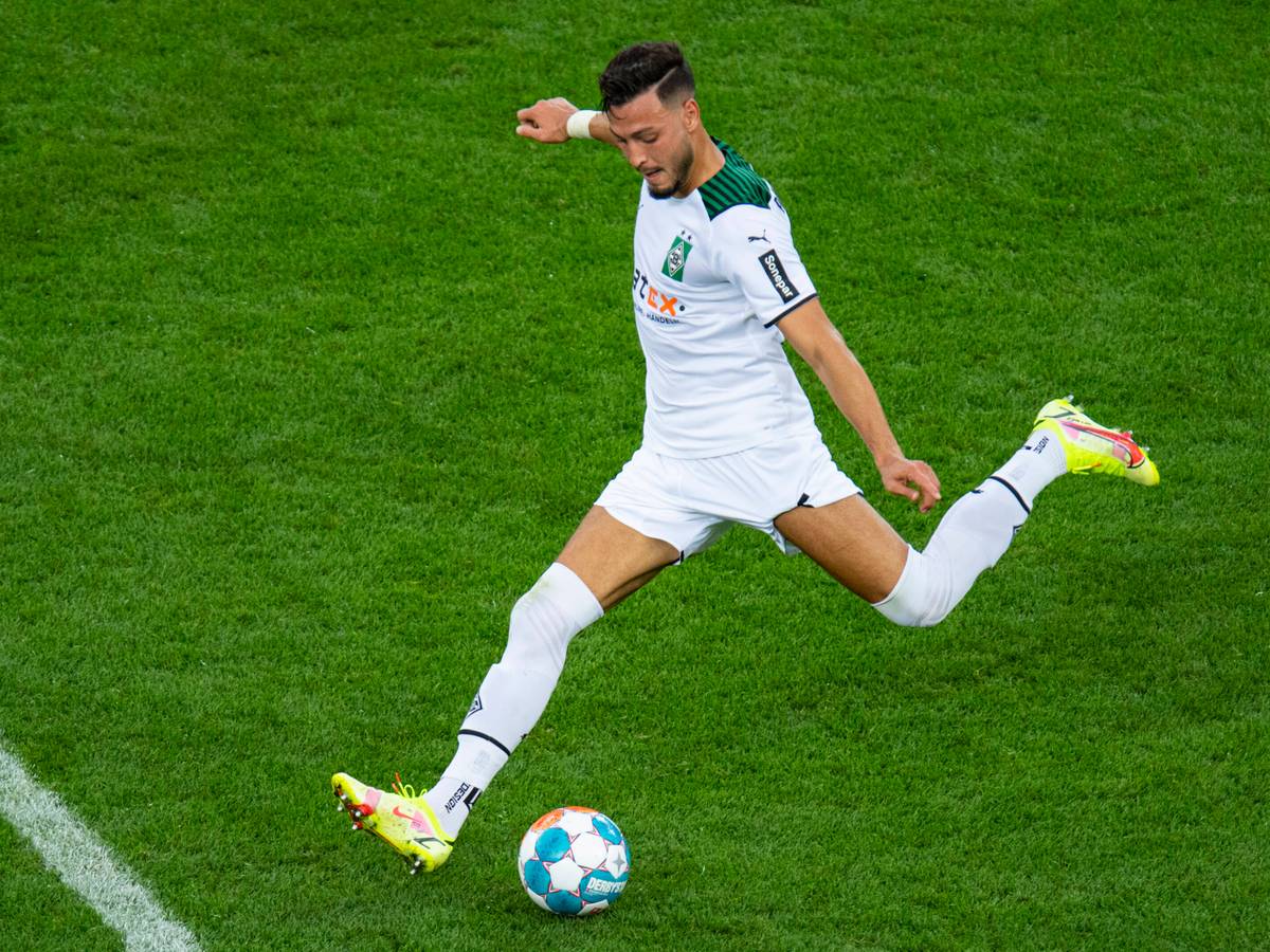 Ramy Bensebaini von Borussia Mönchengladbach, hier am 21. August 2021,während er zum Schuss ausholt.