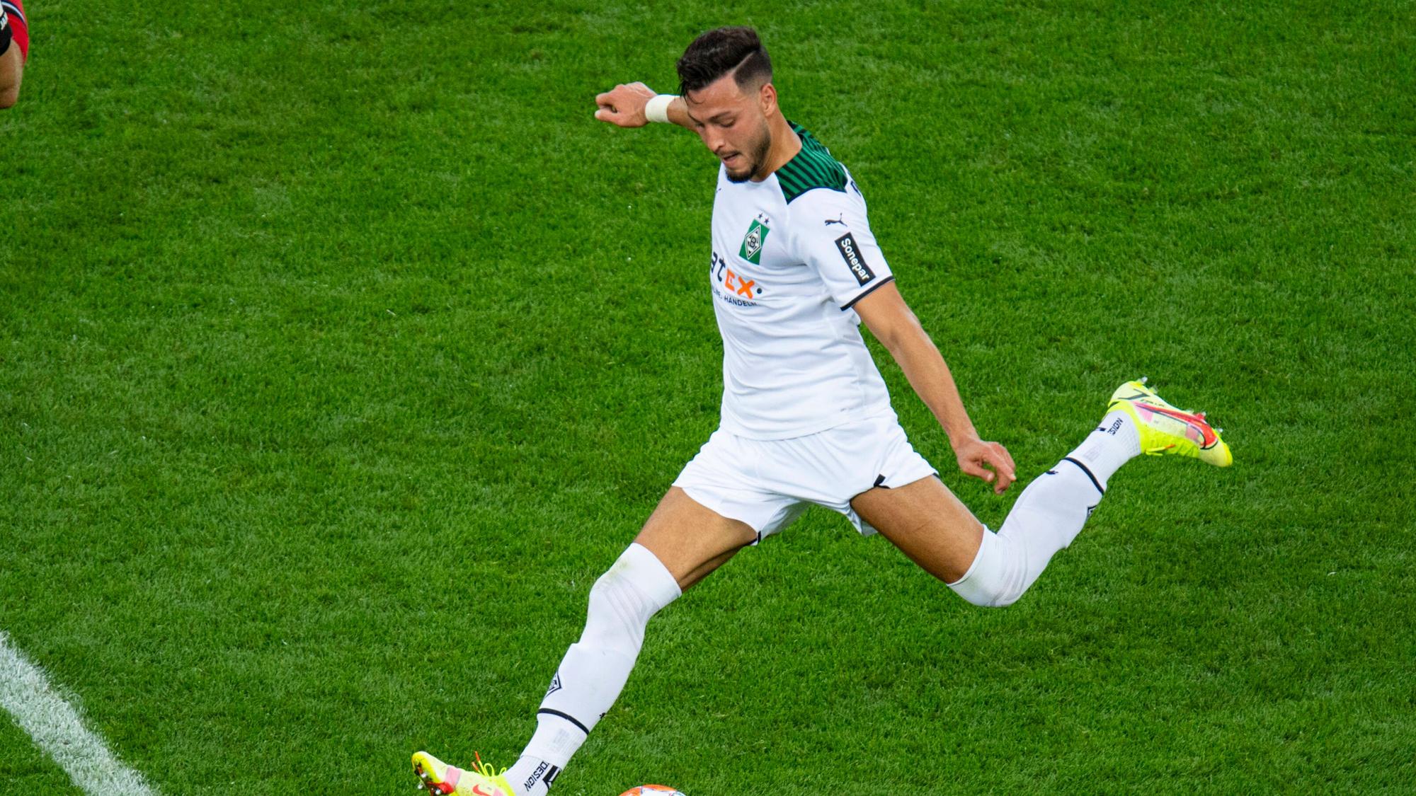 Ramy Bensebaini von Borussia Mönchengladbach, hier am 21. August 2021,während er zum Schuss ausholt.