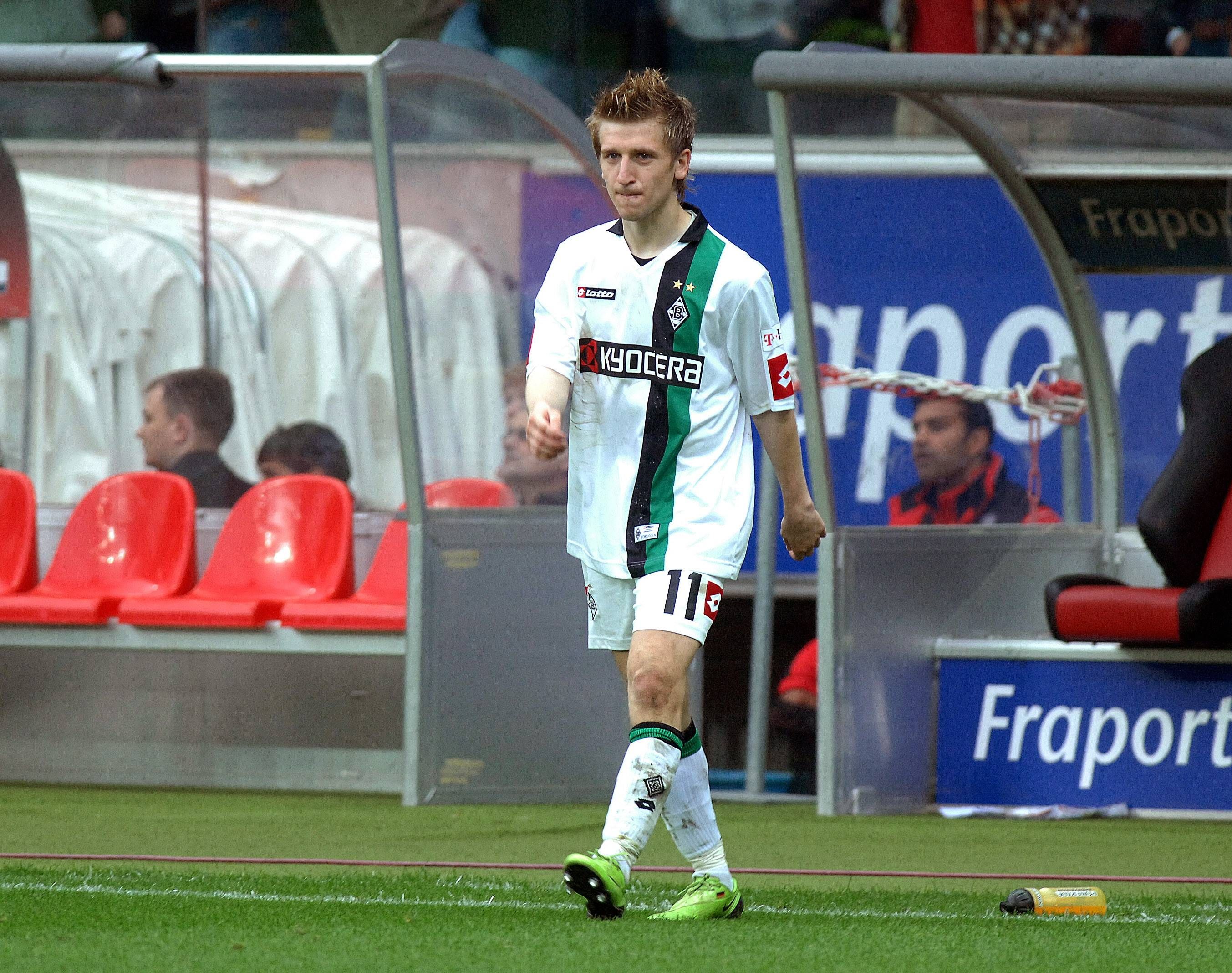 Marko Marin, Ex-Spieler von Borussia Mönchengladbach, hier am 13. Mai 2009, läuft über den Platz. Im Hintergrund sieht man die Auswechselbank.