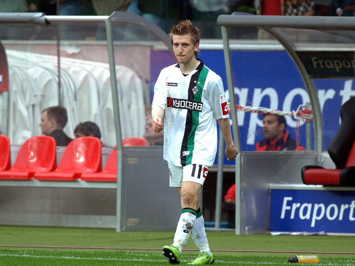 Marko Marin, Ex-Spieler von Borussia Mönchengladbach, hier am 13. Mai 2009, läuft über den Platz. Im Hintergrund sieht man die Auswechselbank.