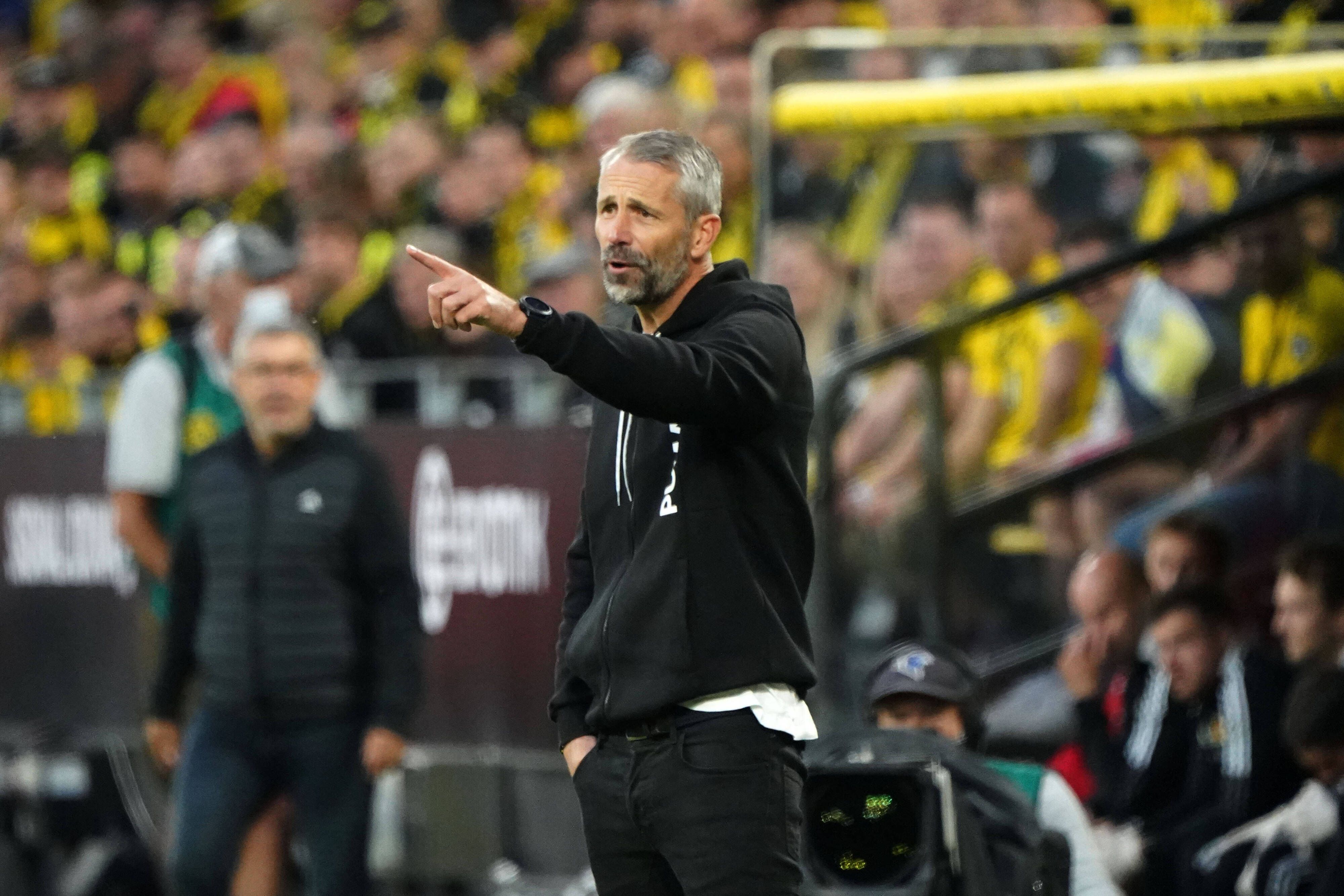 Marco Rose, Ex-Trainer von Borussia Mönchengladbach, hier am 19. September 2021, zeigt seinem Team Borussia Dortmund mit ausgestrecktem Arm etwas an.