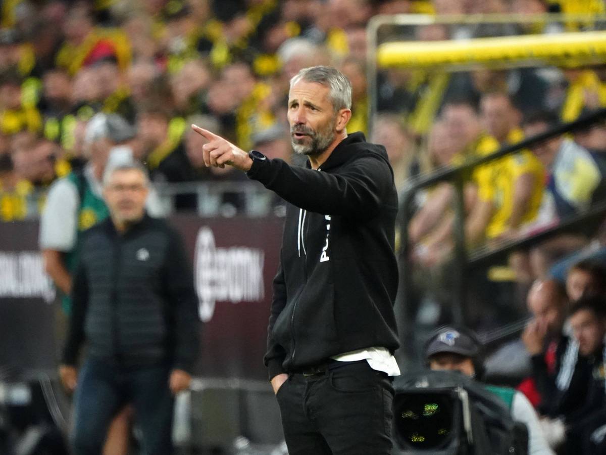 Marco Rose, Ex-Trainer von Borussia Mönchengladbach, hier am 19. September 2021, zeigt seinem Team Borussia Dortmund mit ausgestrecktem Arm etwas an.
