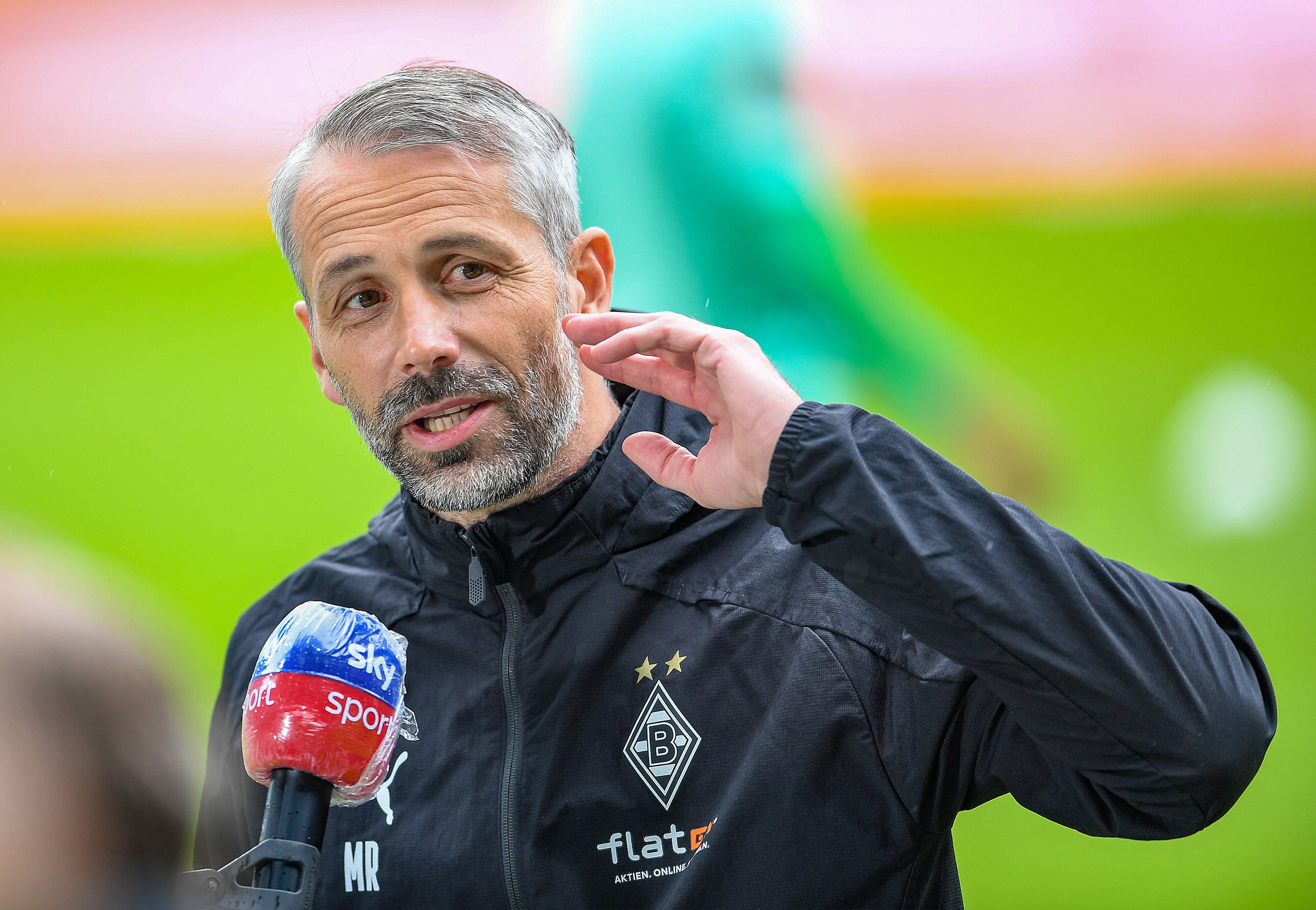 Dortmund-Trainer Marco Rose, auf diesem Foto bei seinem letzten Bundesliga-Auftritt für Borussia Mönchengladbach in Bremen am 15. Mai 2021 zu sehen. Rose spricht in das Mikrofon des TV-Senders „Sky“.