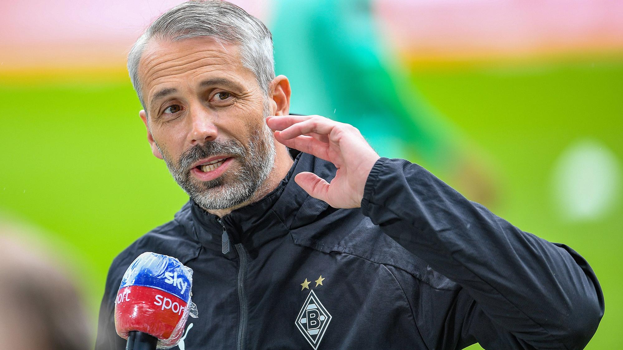 Dortmund-Trainer Marco Rose, auf diesem Foto bei seinem letzten Bundesliga-Auftritt für Borussia Mönchengladbach in Bremen am 15. Mai 2021 zu sehen. Rose spricht in das Mikrofon des TV-Senders „Sky“.