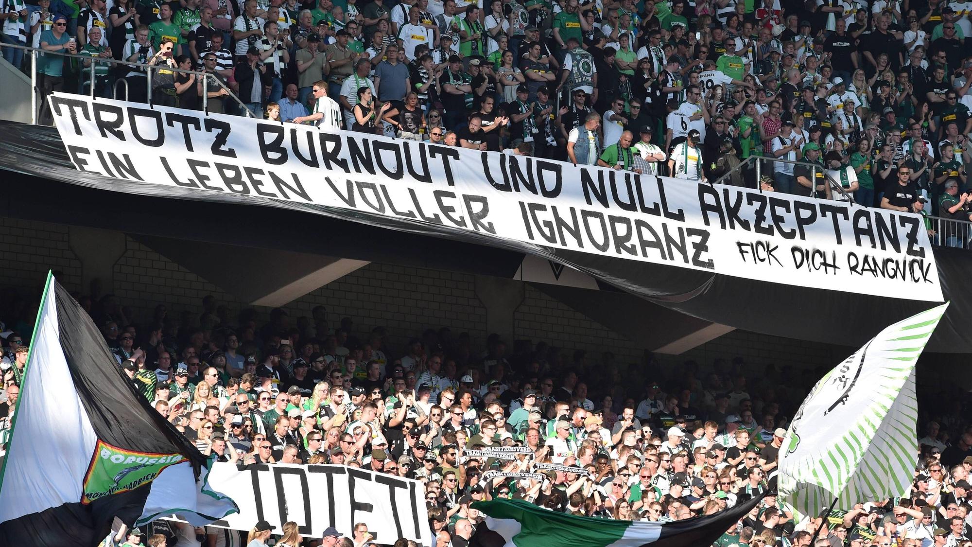 Solche Hass-Banner sind am 20. April 2019 im Borussia-Park zu sehen gewesen. Borussia Mönchengladbach traf in der Fußball-Bundesliga auf RB Leipzig, das zu diesem Zeitpunkt von Ralf Rangnick trainiert wurde.