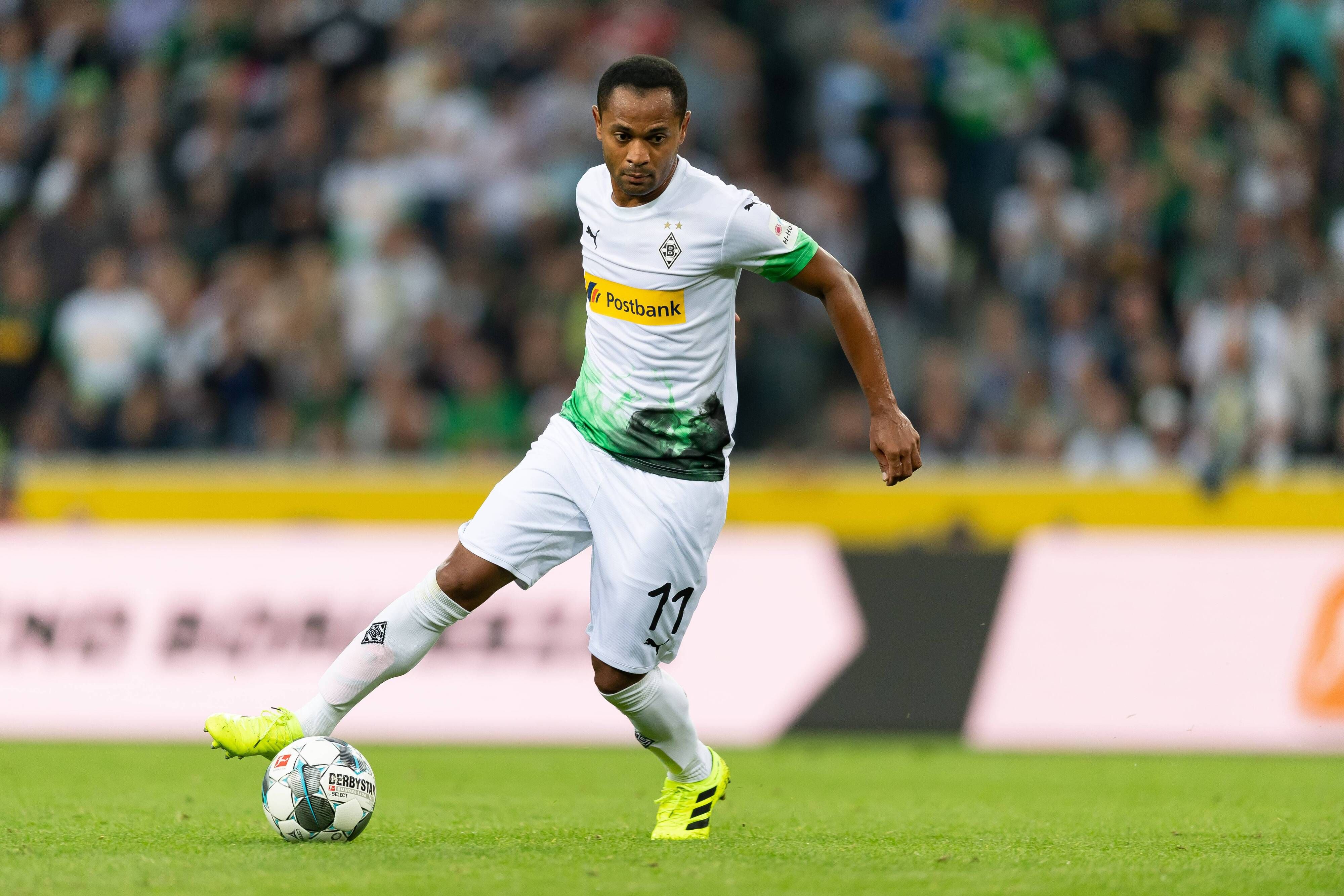 Ex-Borussia-Mönchengladbach-Profi Raffael, auf diesem Foto am 17. August 2019 im Borussia-Park zu sehen. Raffael kontrolliert mit dem rechten Fuß den Ball.