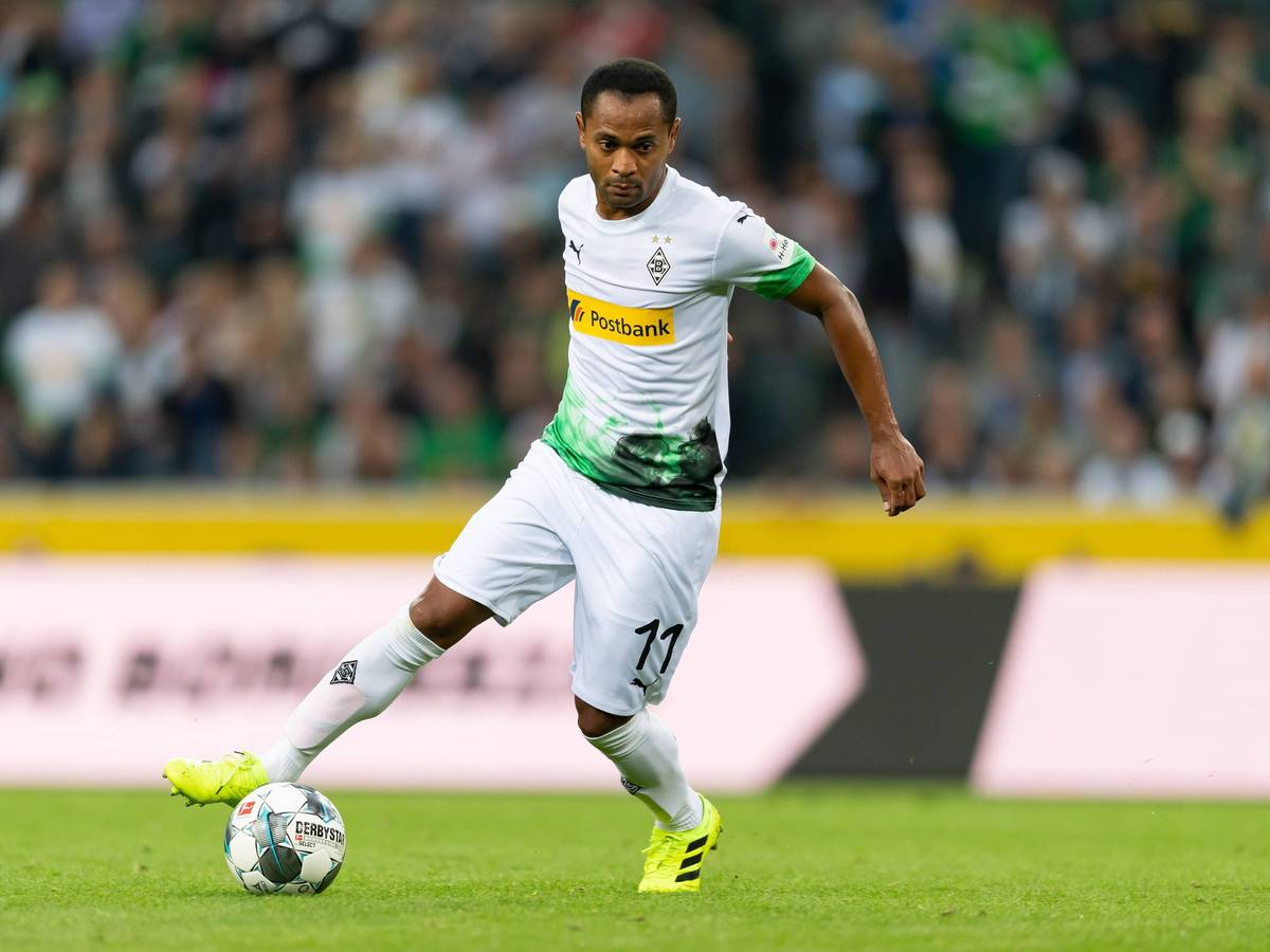 Ex-Borussia-Mönchengladbach-Profi Raffael, auf diesem Foto am 17. August 2019 im Borussia-Park zu sehen. Raffael kontrolliert mit dem rechten Fuß den Ball.