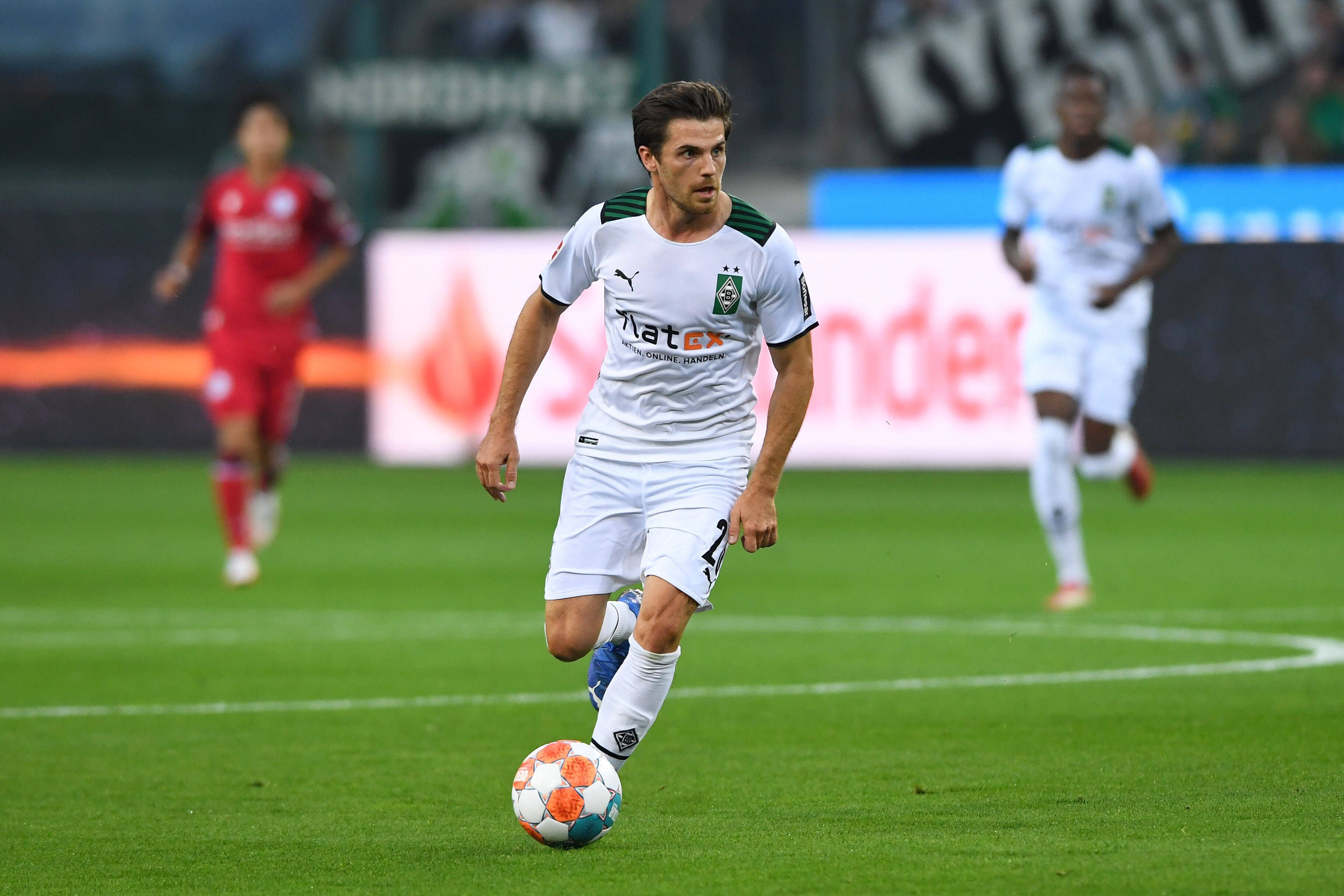 DFB-Nationalspieler Jonas Hofmann, hier zu sehen am 12. September 2021 beim Bundesliga-Duell seines Vereines Borussia Mönchengladbach gegen Arminia Bielefeld. Hofmann führt den Ball am linken Fuß und schaut auf das Spielgeschehen vor sich.