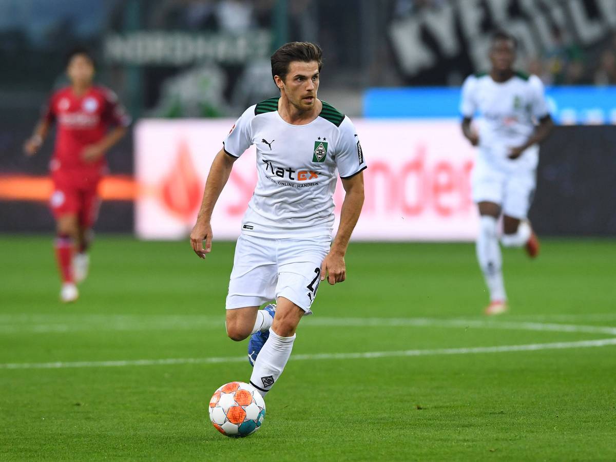 DFB-Nationalspieler Jonas Hofmann, hier zu sehen am 12. September 2021 beim Bundesliga-Duell seines Vereines Borussia Mönchengladbach gegen Arminia Bielefeld. Hofmann führt den Ball am linken Fuß und schaut auf das Spielgeschehen vor sich.