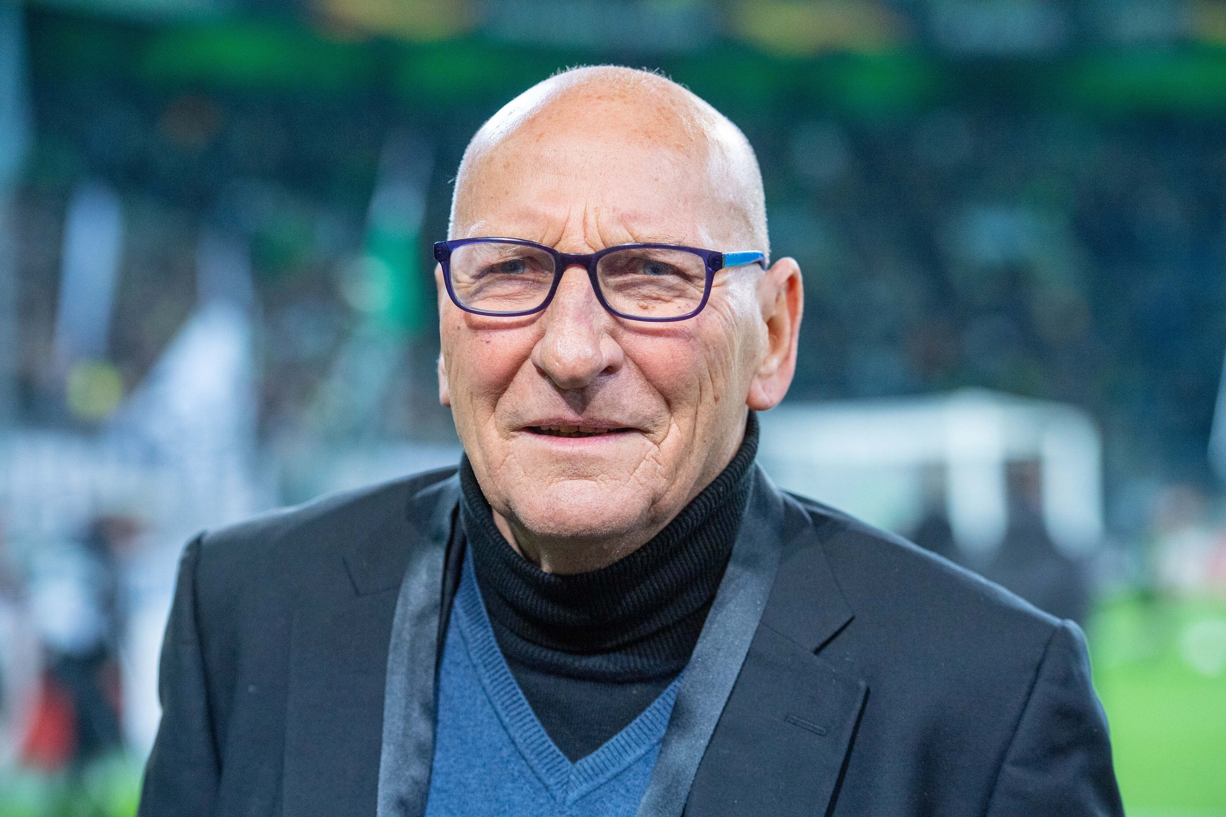 Wolfgang Kleff, ehemaliger Spieler von Borussia Mönchengladbach, hier am 7. November 2019, schaut freundlich lächelnd.