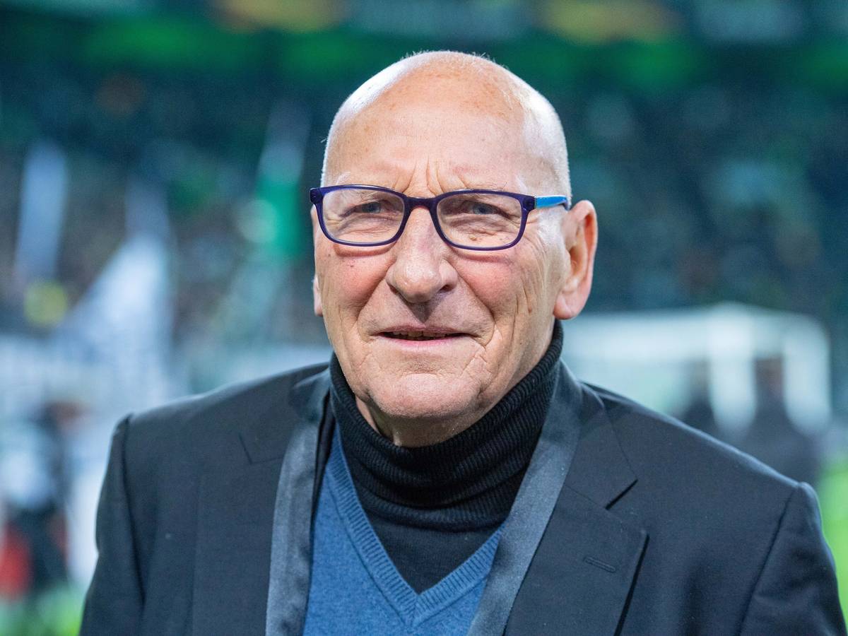 Wolfgang Kleff, ehemaliger Spieler von Borussia Mönchengladbach, hier am 7. November 2019, schaut freundlich lächelnd.