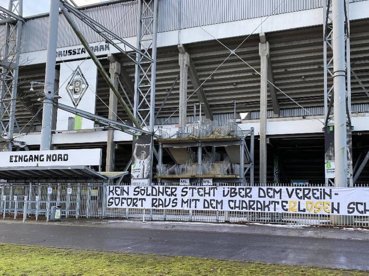 Mit diesem Banner am Stadion-Zaun im Borussia-Park haben am 17. Februar 2021 Gladbach-Fans auf die Ankündigung von Trainer Marco Rose reagiert, dass er den VfL zum 1. Juli 2021 Richtung Borussia Dortmund verlassen wird. Auf dem Banner steht: „Kein Söldner steht über dem Verein. Sofort raus mit dem charakterlosen Schwein!“