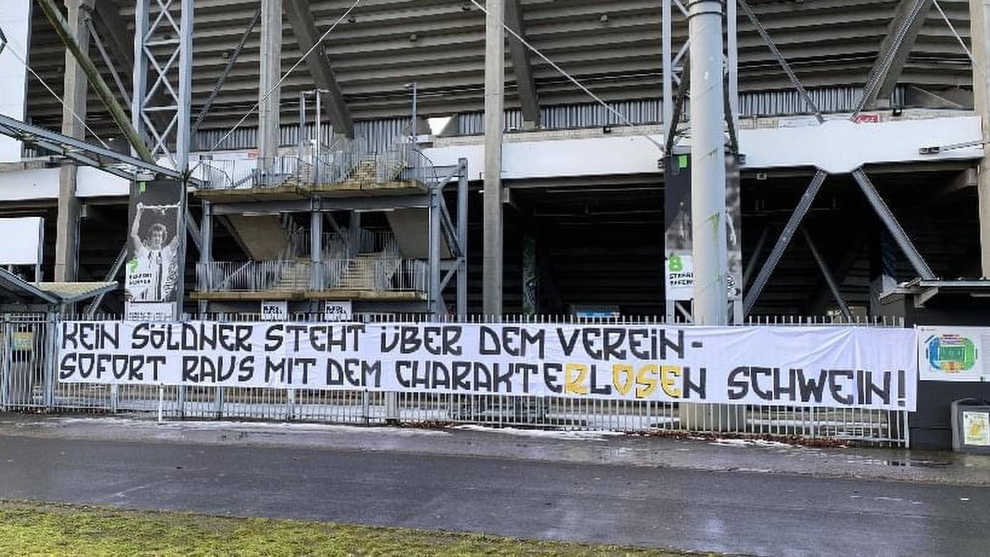 Mit diesem Banner am Stadion-Zaun im Borussia-Park haben am 17. Februar 2021 Gladbach-Fans auf die Ankündigung von Trainer Marco Rose reagiert, dass er den VfL zum 1. Juli 2021 Richtung Borussia Dortmund verlassen wird. Auf dem Banner steht: „Kein Söldner steht über dem Verein. Sofort raus mit dem charakterlosen Schwein!“
