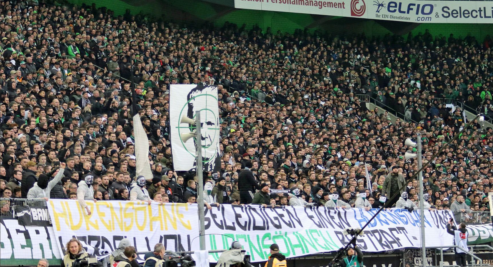 Vermummte Chaoten zeigen Hass-Banner im Borussia-Park in der Partie gegen Hoffenheim am 22 Februar 2020. Die Transparente sollen ins Stadion geschmuggelt worden sein. Richtig aufgeklärt wurde der Eklat jedoch bis dato nicht. Dietmar Hopp wurde ins Fadenkreuz genommen.