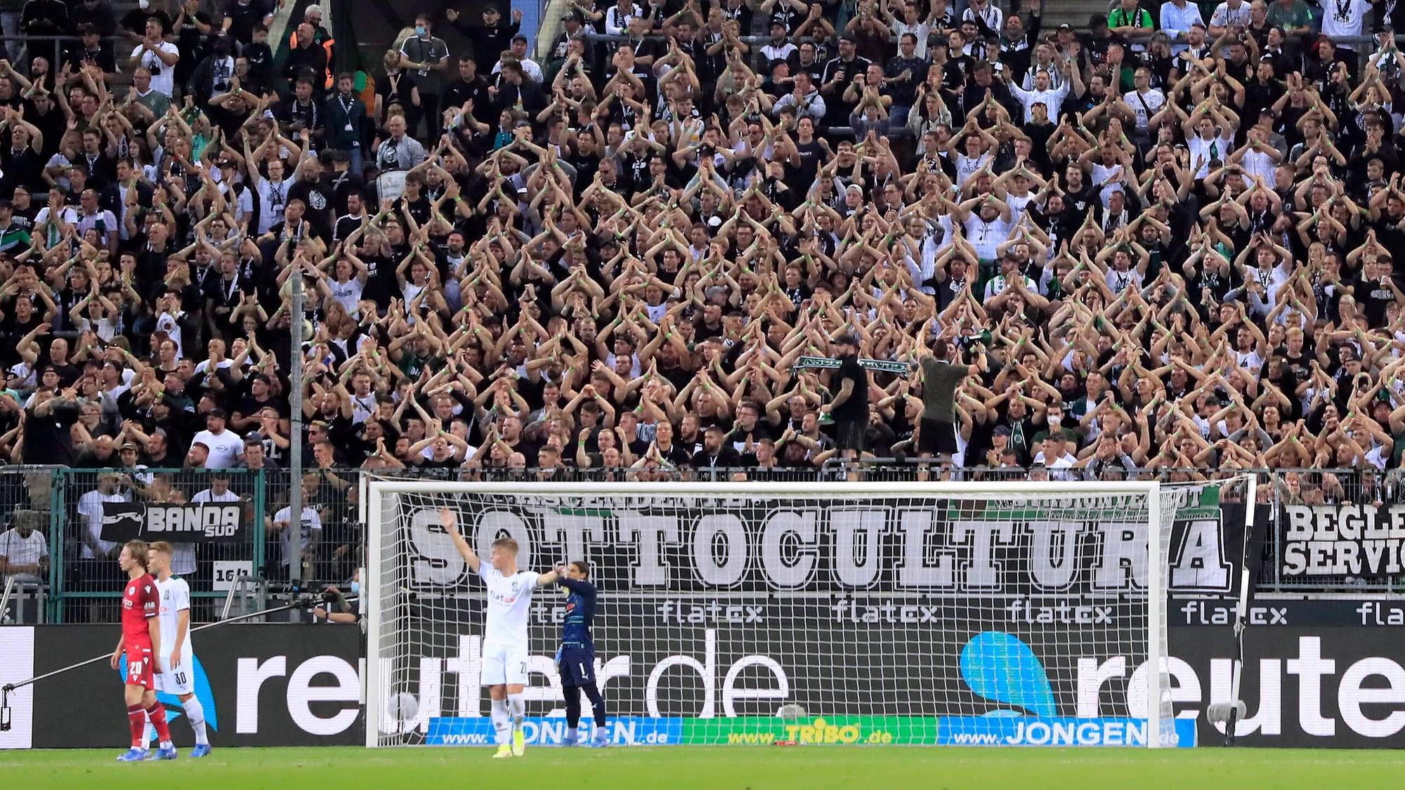 Fans von Borussia Mönchengladbach feuern die Mannschaft im Spiel gegen Arminia Bielefeld am 12. September 2021 an.