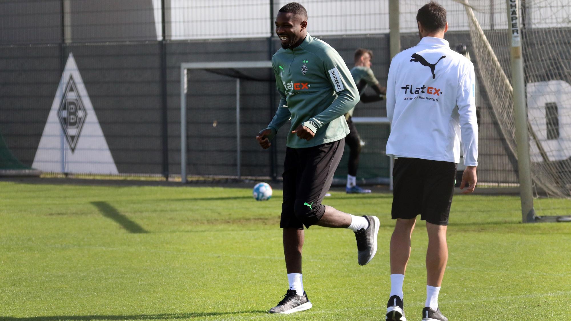Gut gelaunt absolvierte Marcus Thuram von Borussia Mönchengladbach am Donnerstag (23. September) eine Laufeinheit im Borussia-Park.