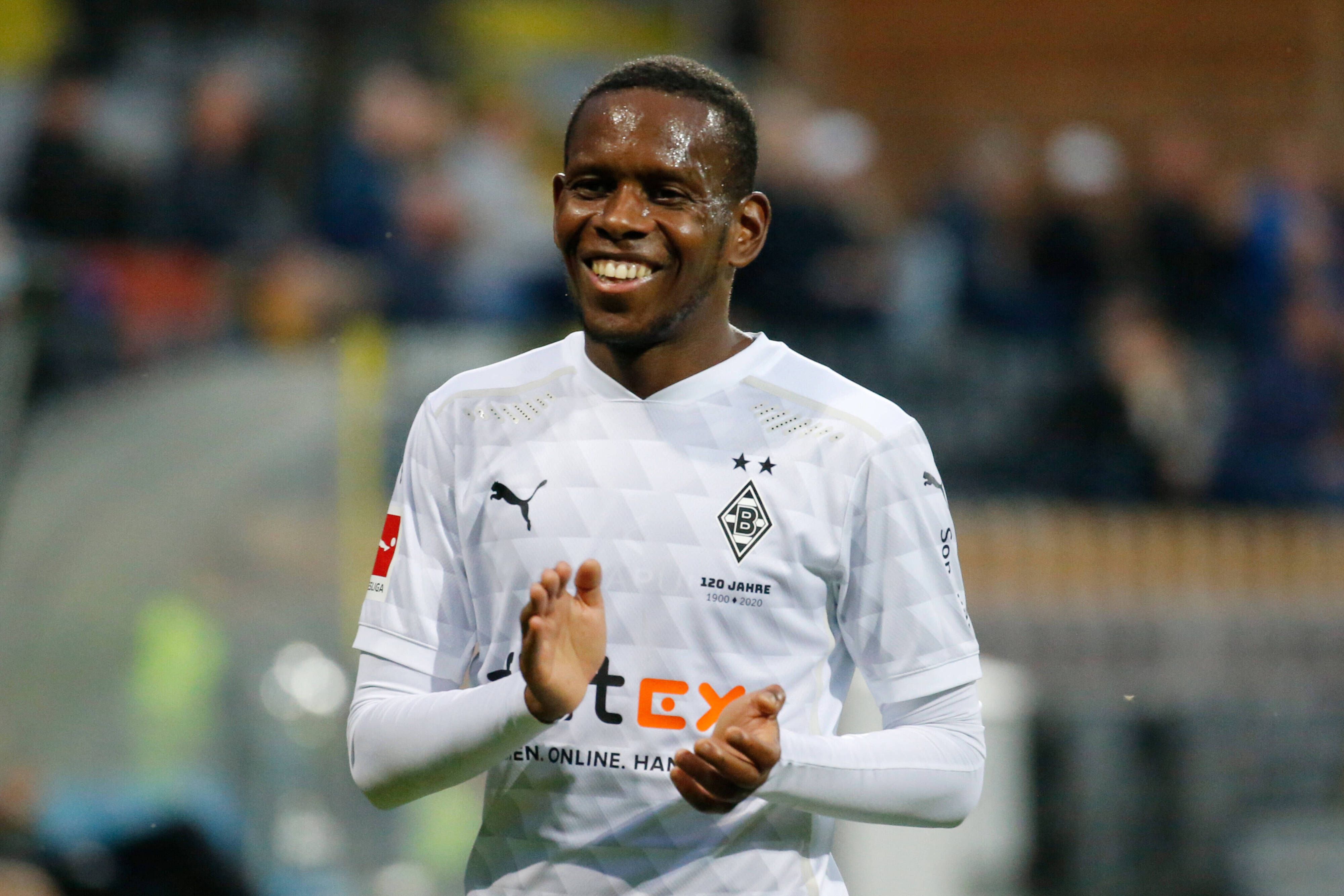 Ibrahima Traoré Ex-Spieler von Borussia Mönchengladbach, könnte schon bald einen neuen Klub gefunden haben. Das Foto zeigt den 33-Jährigen nach einem Testspiel der Fohlen am 4. September 2020 in Venlo lachend und klatschend.