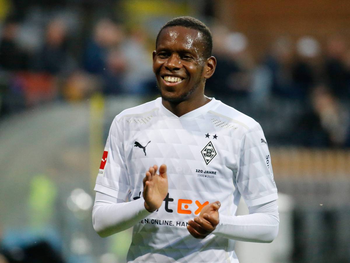 Ibrahima Traoré Ex-Spieler von Borussia Mönchengladbach, könnte schon bald einen neuen Klub gefunden haben. Das Foto zeigt den 33-Jährigen nach einem Testspiel der Fohlen am 4. September 2020 in Venlo lachend und klatschend.