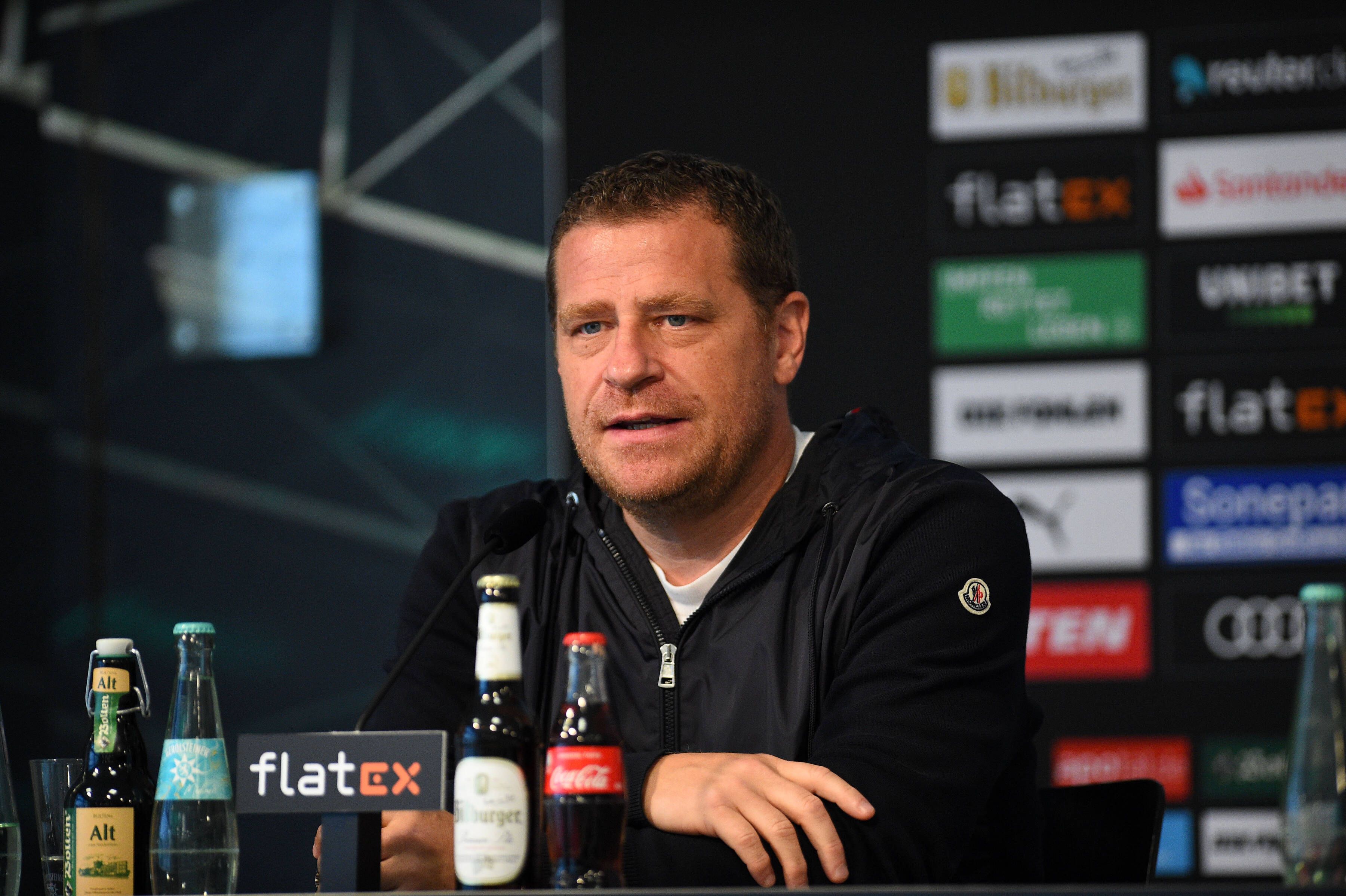 Max Eberl, Manager von Borussia Mönchengladbach, spricht bei einer Pressekonferenz am 23. September 2021 im Borussia-Park. Eberl schaut vom Podium aus in den Presseraum während er redet.