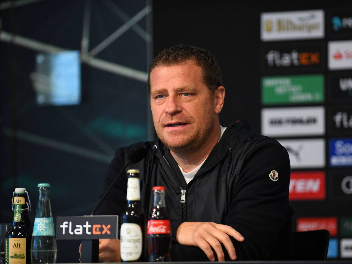 Max Eberl, Manager von Borussia Mönchengladbach, spricht bei einer Pressekonferenz am 23. September 2021 im Borussia-Park. Eberl schaut vom Podium aus in den Presseraum während er redet.