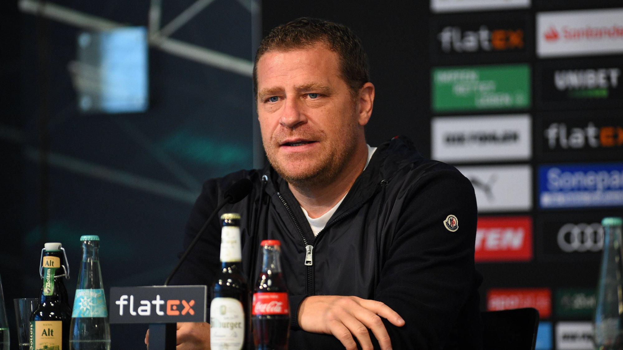 Max Eberl, Manager von Borussia Mönchengladbach, spricht bei einer Pressekonferenz am 23. September 2021 im Borussia-Park. Eberl schaut vom Podium aus in den Presseraum während er redet.