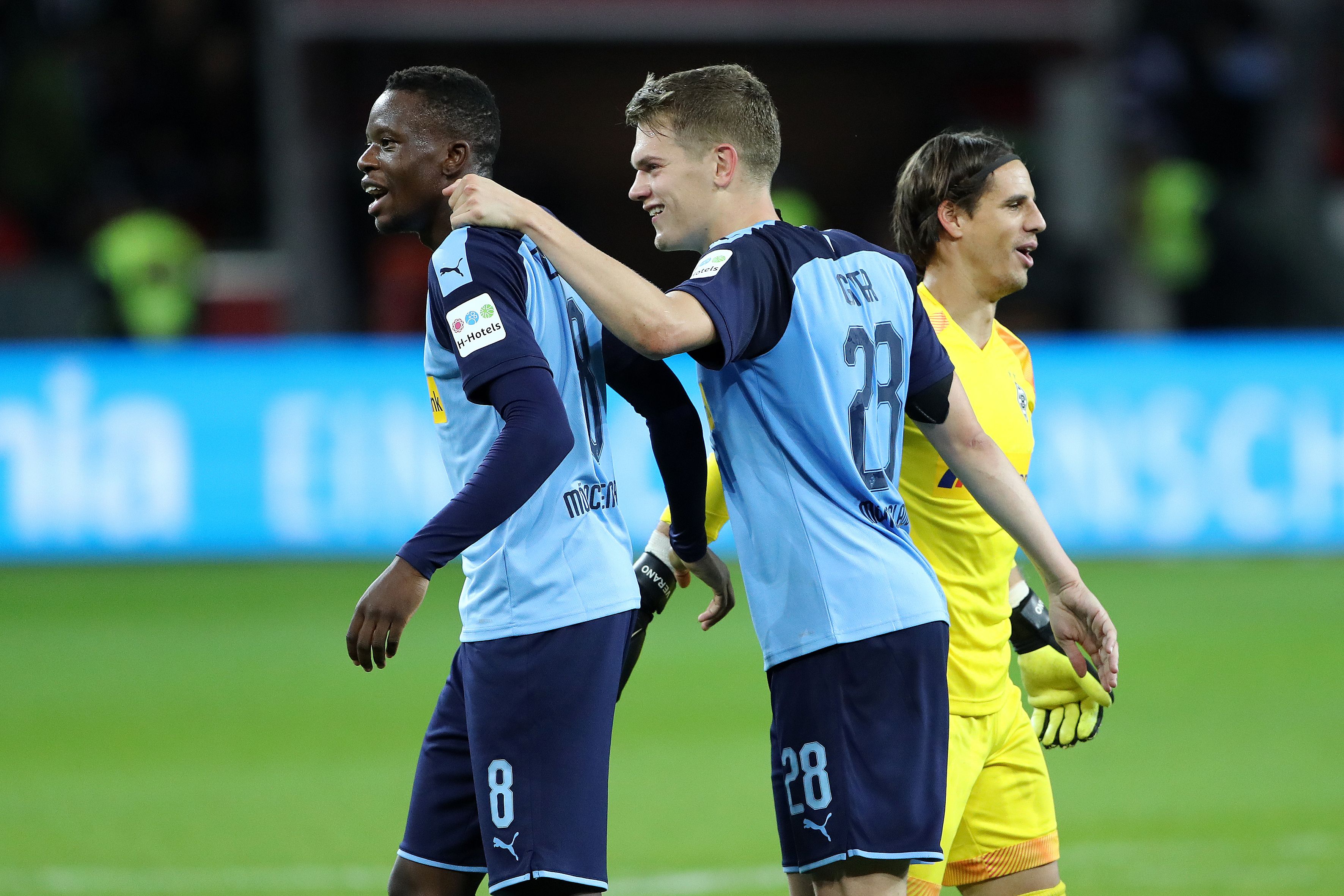 Denis Zakaria und Matthias Ginter jubeln am 22. November 2019 gemeinsam.