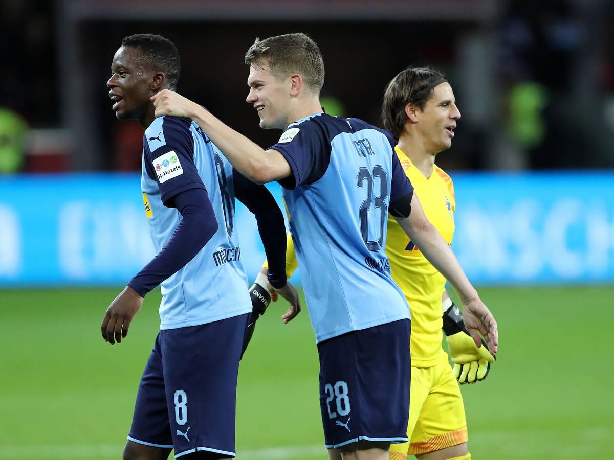 Denis Zakaria und Matthias Ginter jubeln am 22. November 2019 gemeinsam.