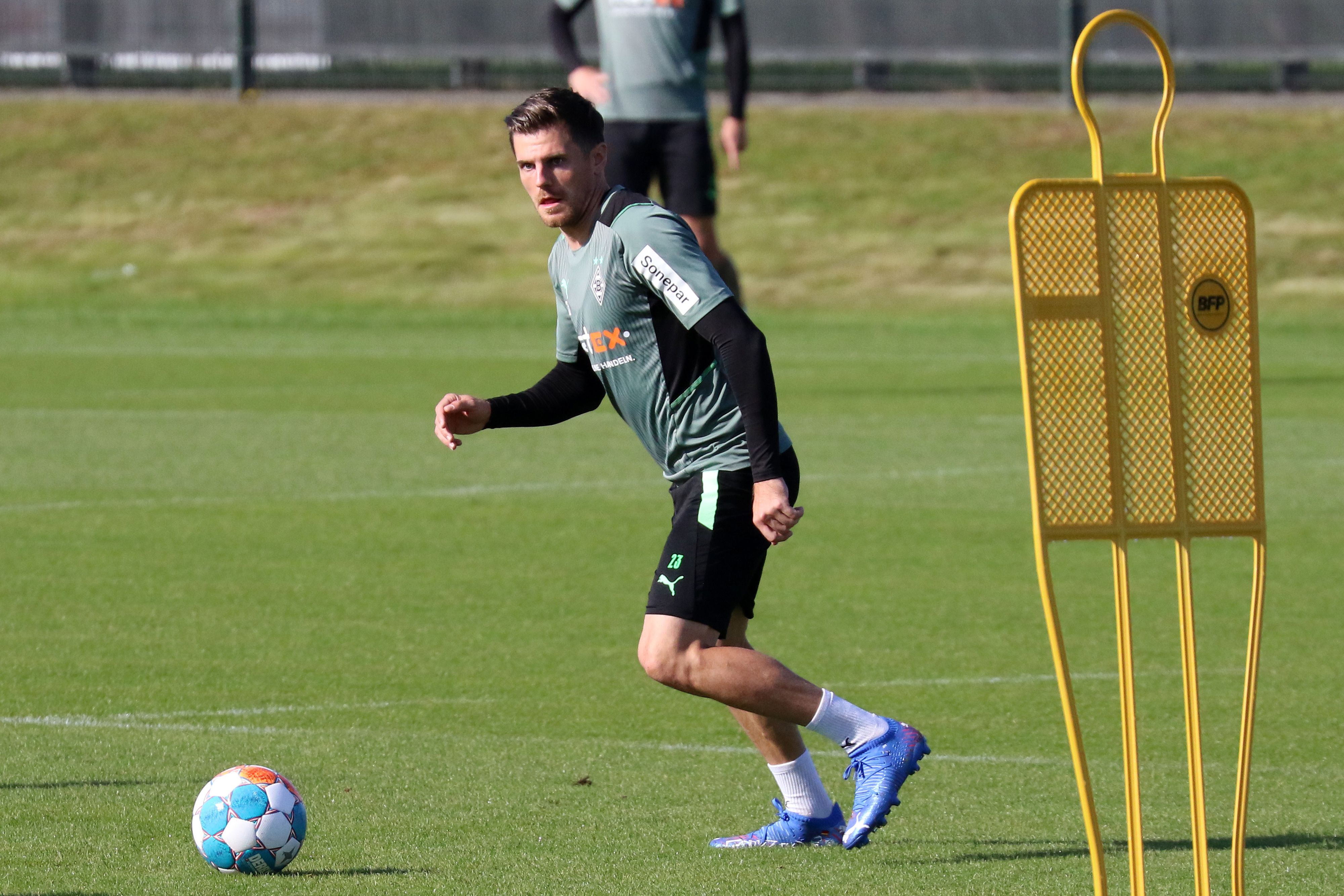Jonas Hofmann von Borussia Mönchengladbach bei einer Trainingseinheit der Fohlen am 23. September 2021 im Borussia-Park beim Lauf mit Ball.