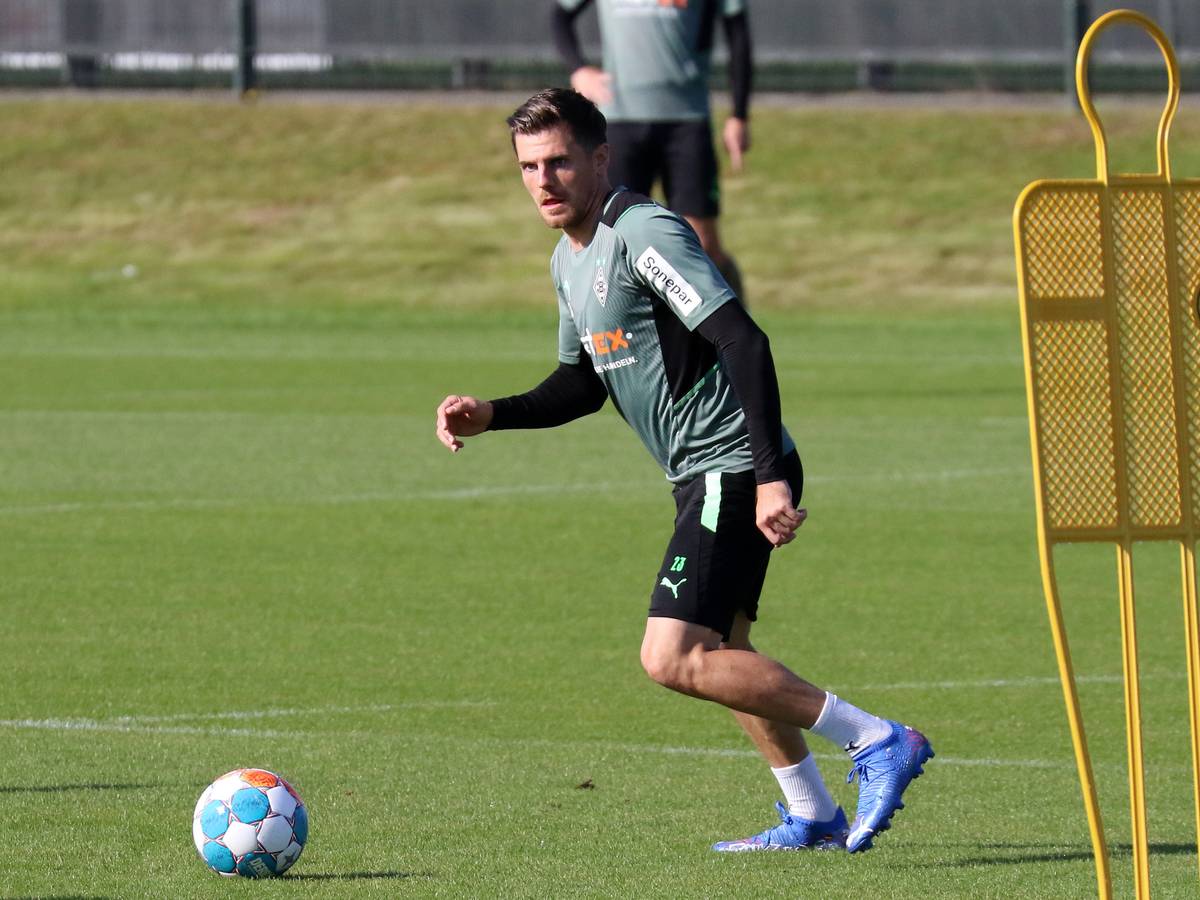 Jonas Hofmann von Borussia Mönchengladbach bei einer Trainingseinheit der Fohlen am 23. September 2021 im Borussia-Park beim Lauf mit Ball.