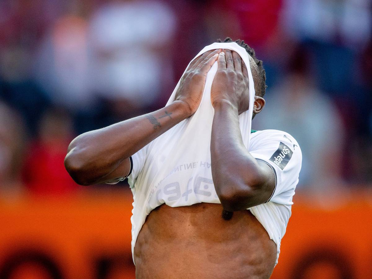 Denis Zakaria von Borussia Mönchengladbach hält sich nach der Niederlage beim FC Augsburg am 18. September 2021 enttäuscht die Hände vor sein Gesicht.