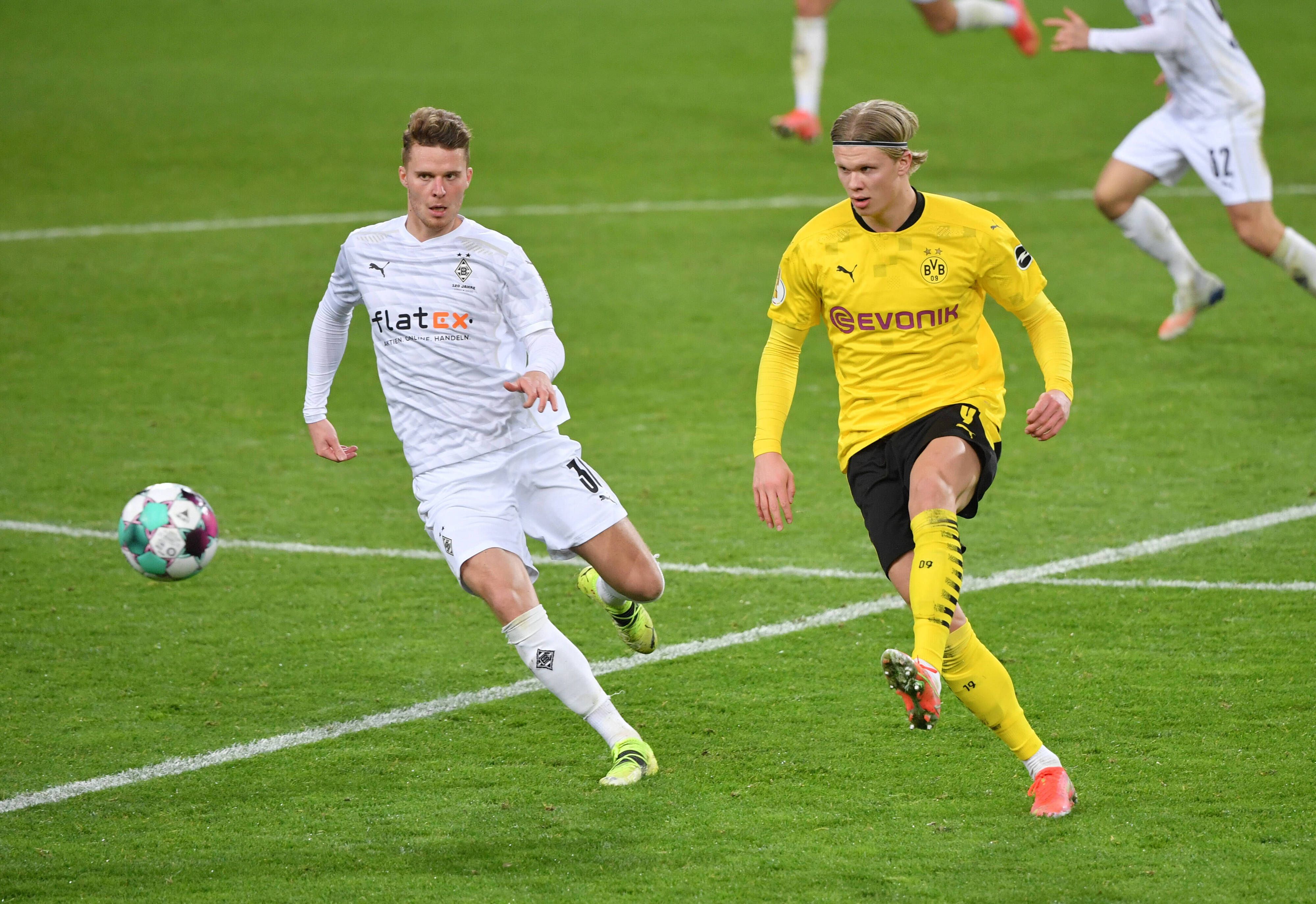 Dortmunds Top-Stürmer Erling Haaland (rechts) im Zweikampf mit Gladbachs Nico Elvedi  (links) am 2. März 2021 beim DFB-Pokal-Viertelfinale der Saison 20/21.