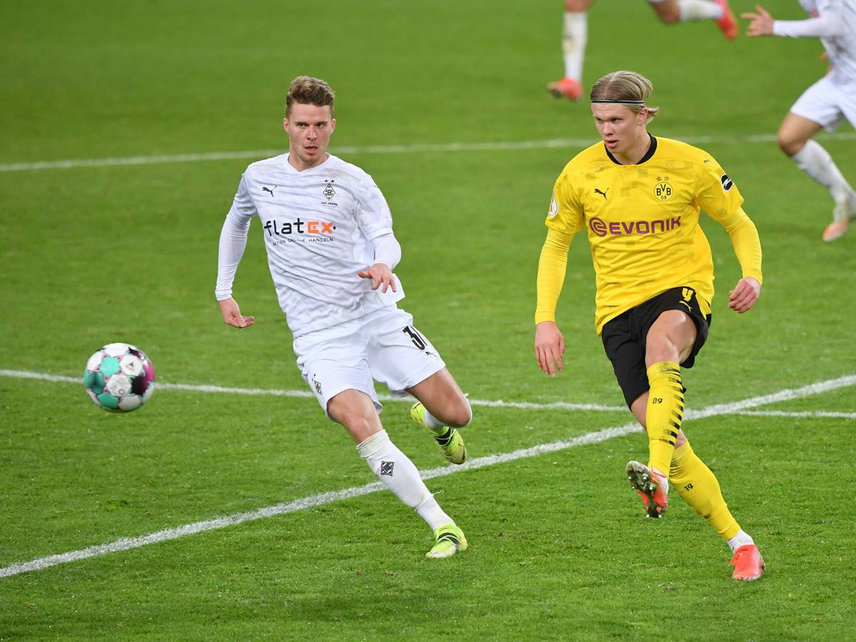Dortmunds Top-Stürmer Erling Haaland (rechts) im Zweikampf mit Gladbachs Nico Elvedi (links) am 2. März 2021 beim DFB-Pokal-Viertelfinale der Saison 20/21.