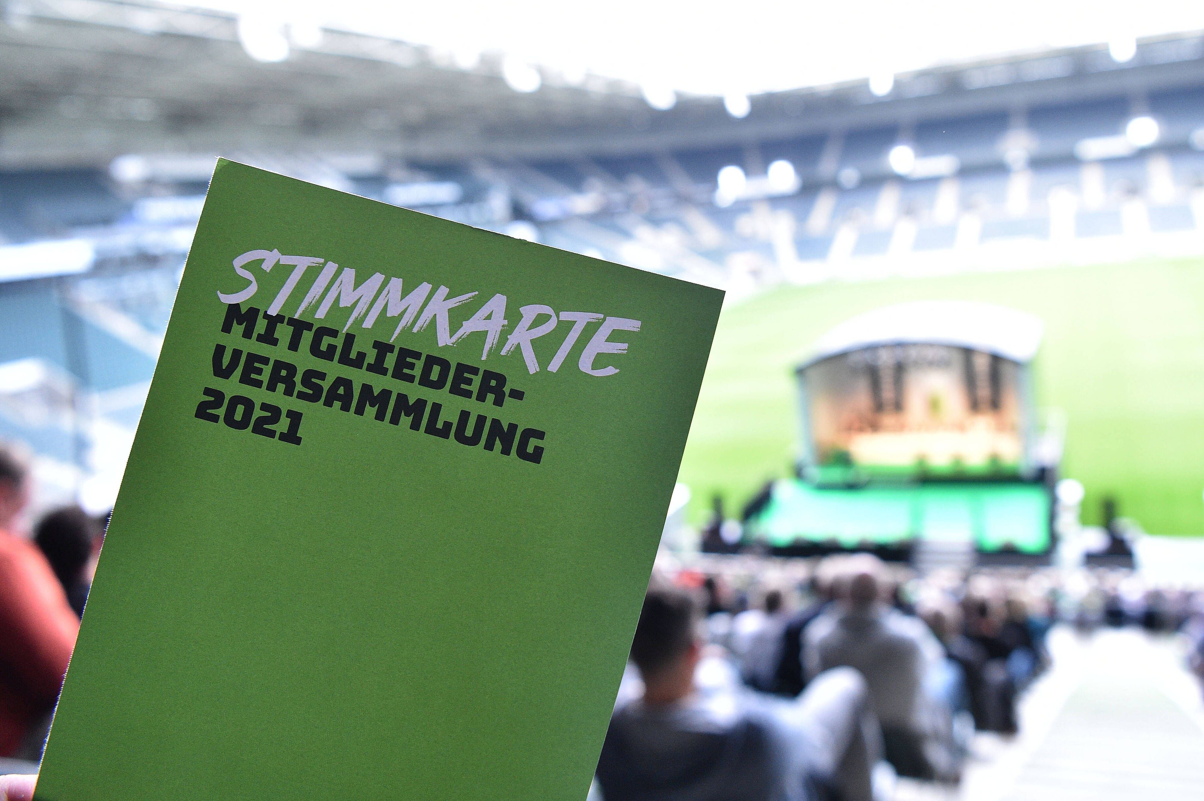 Ein Mitglied von Fußball-Bundesligist Borussia Mönchengladbach zeigt seine Stimmkarte bei der Mitgliederversammlung am 10. August 2021 im Borussia-Park. Auf der grünen Stimmkarte ist zu lesen: „Stimmkarte, Mitgliederversammlung 2021“.