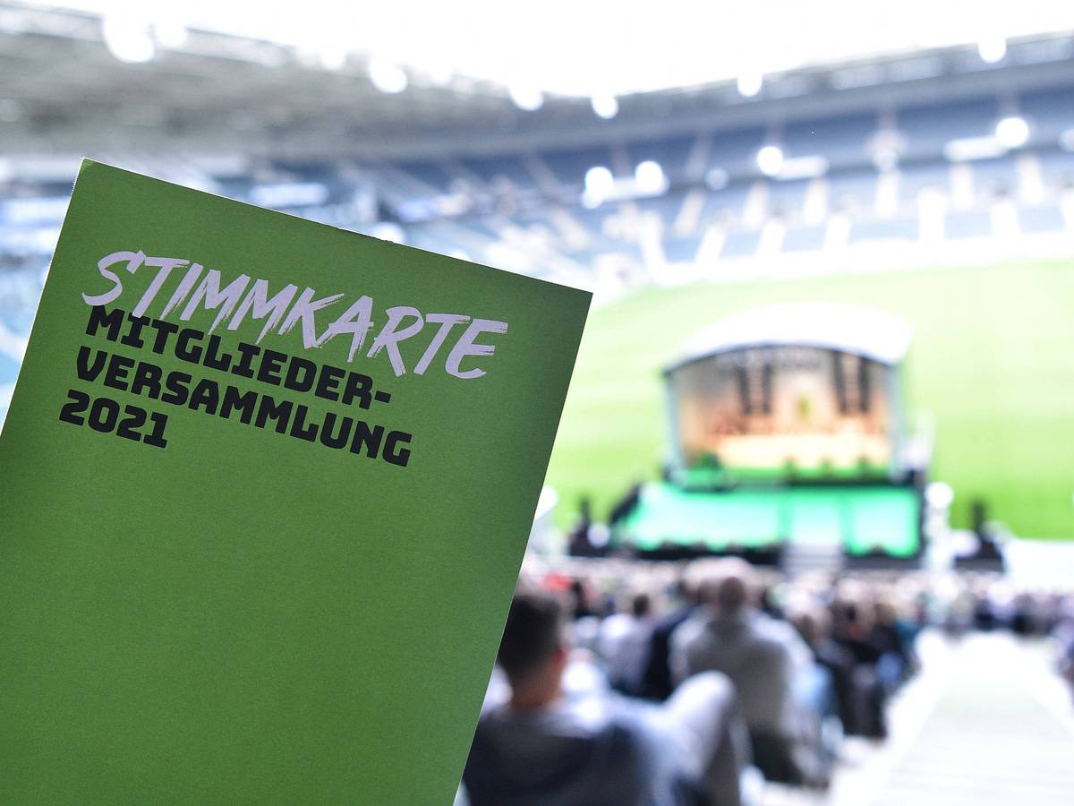 Ein Mitglied von Fußball-Bundesligist Borussia Mönchengladbach zeigt seine Stimmkarte bei der Mitgliederversammlung am 10. August 2021 im Borussia-Park. Auf der grünen Stimmkarte ist zu lesen: „Stimmkarte, Mitgliederversammlung 2021“.